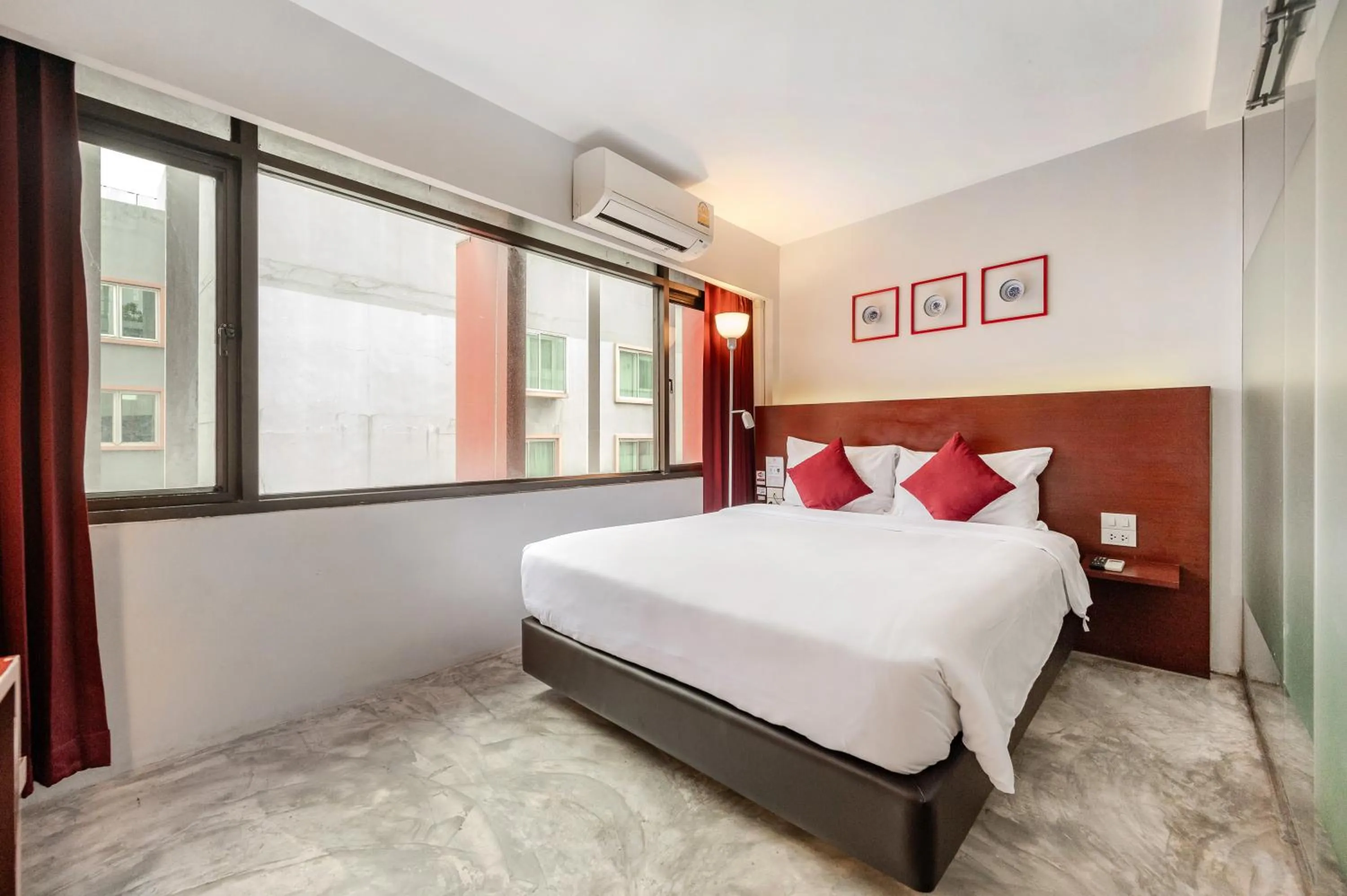 Bed in Ruamchitt Plaza Hotel