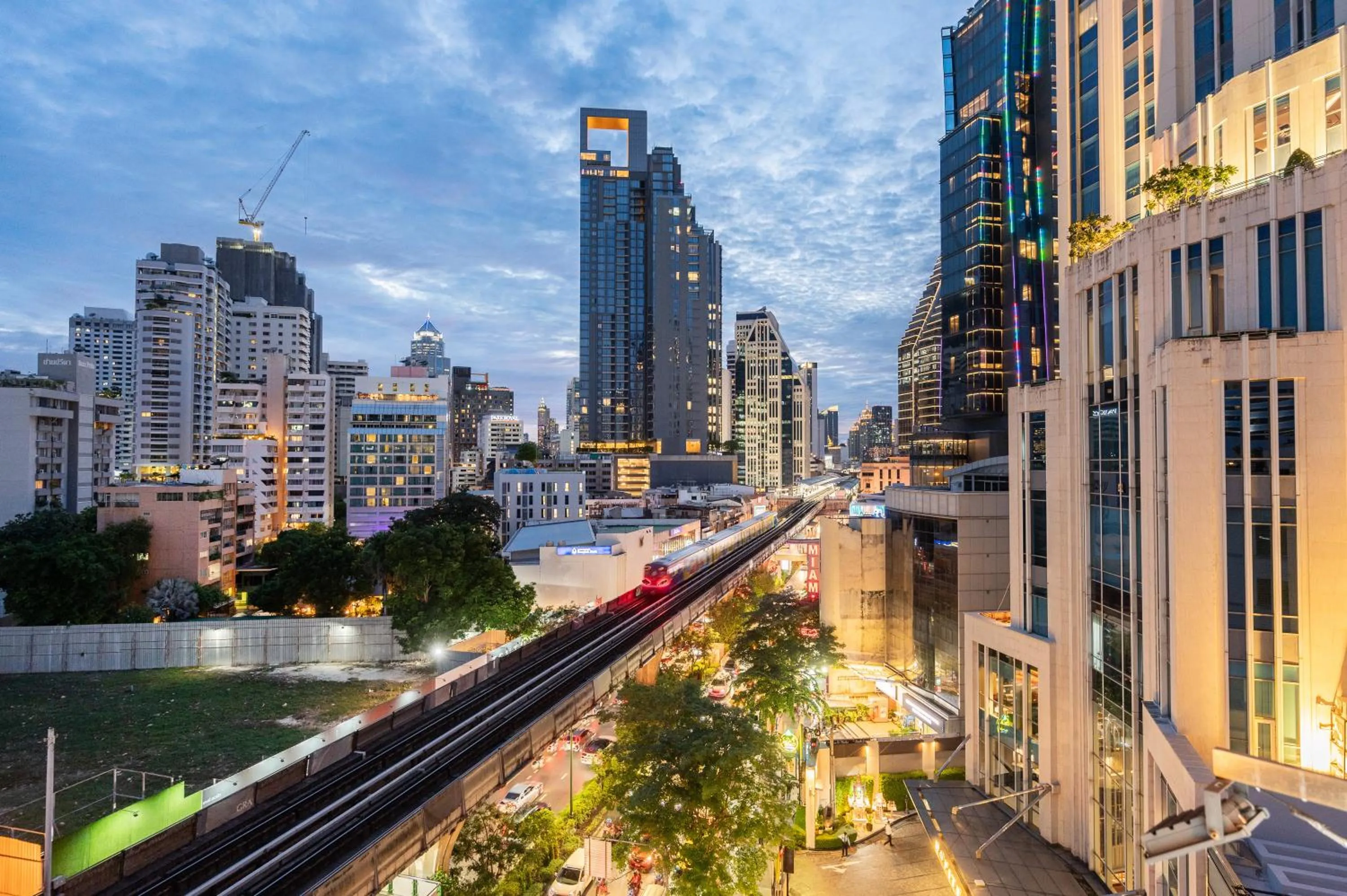 Swimming pool in Ruamchitt Plaza Hotel