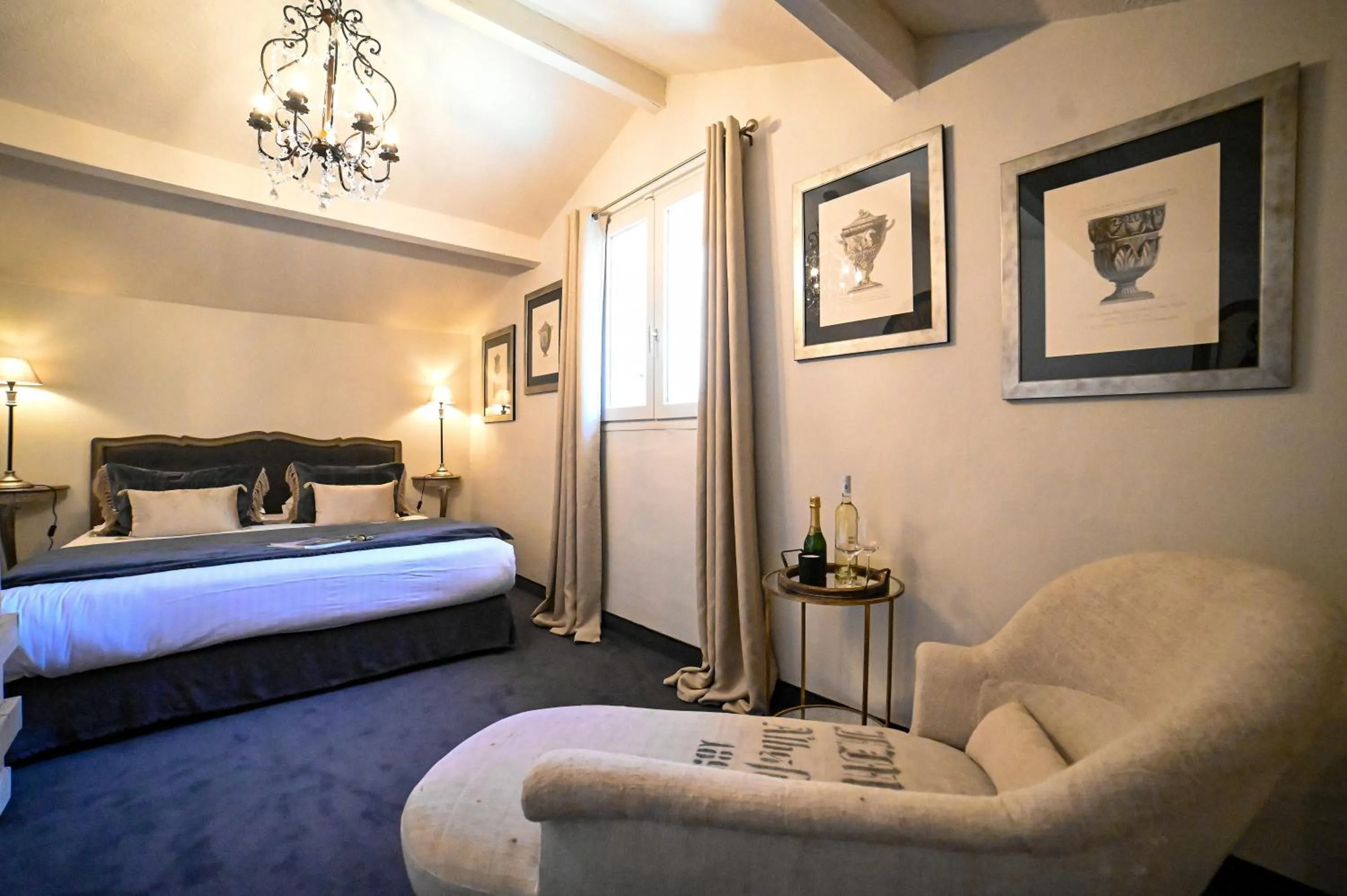 Bedroom, Bed in Hôtel Gounod