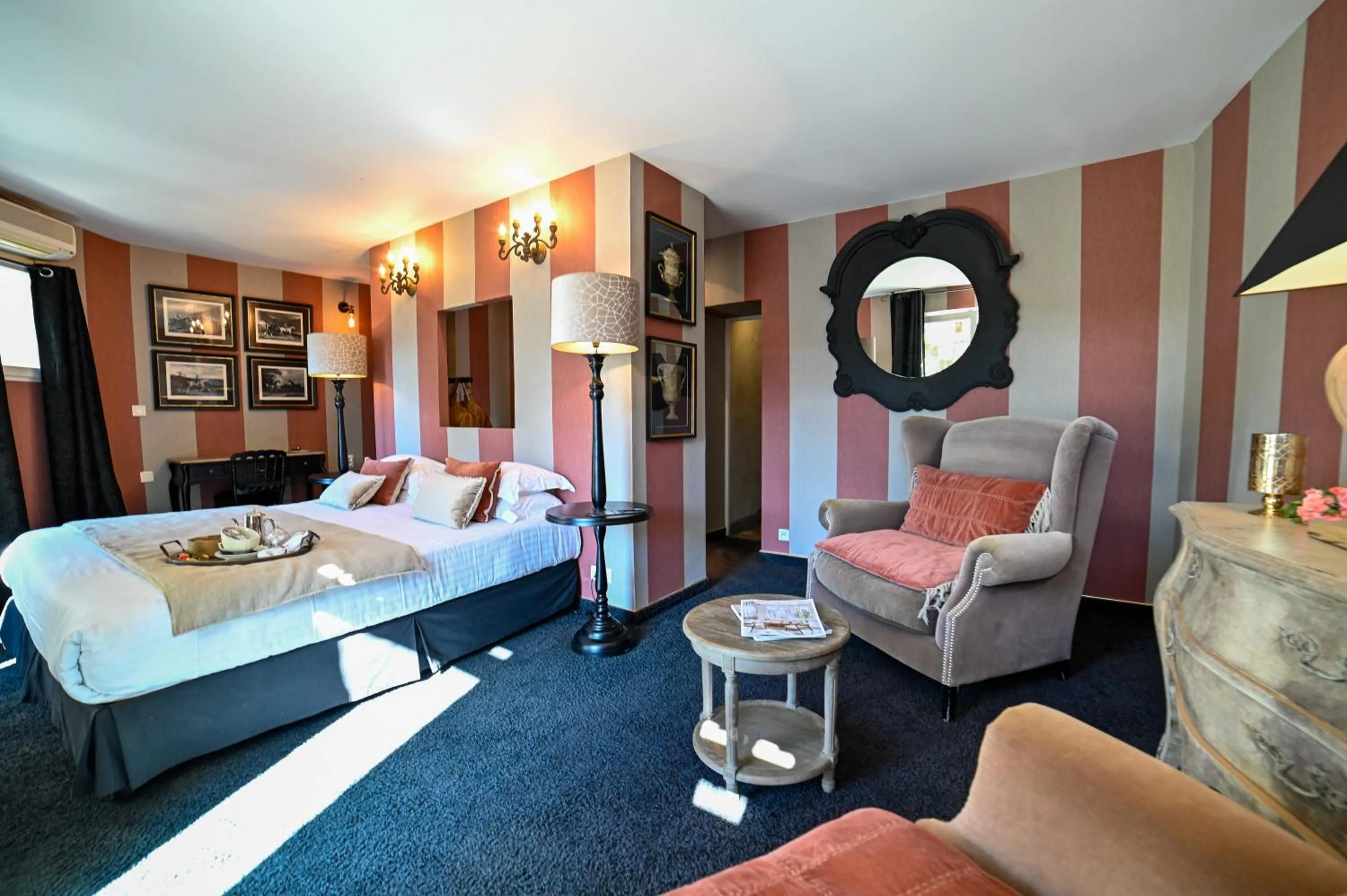 Living room, Bed in Hôtel Gounod