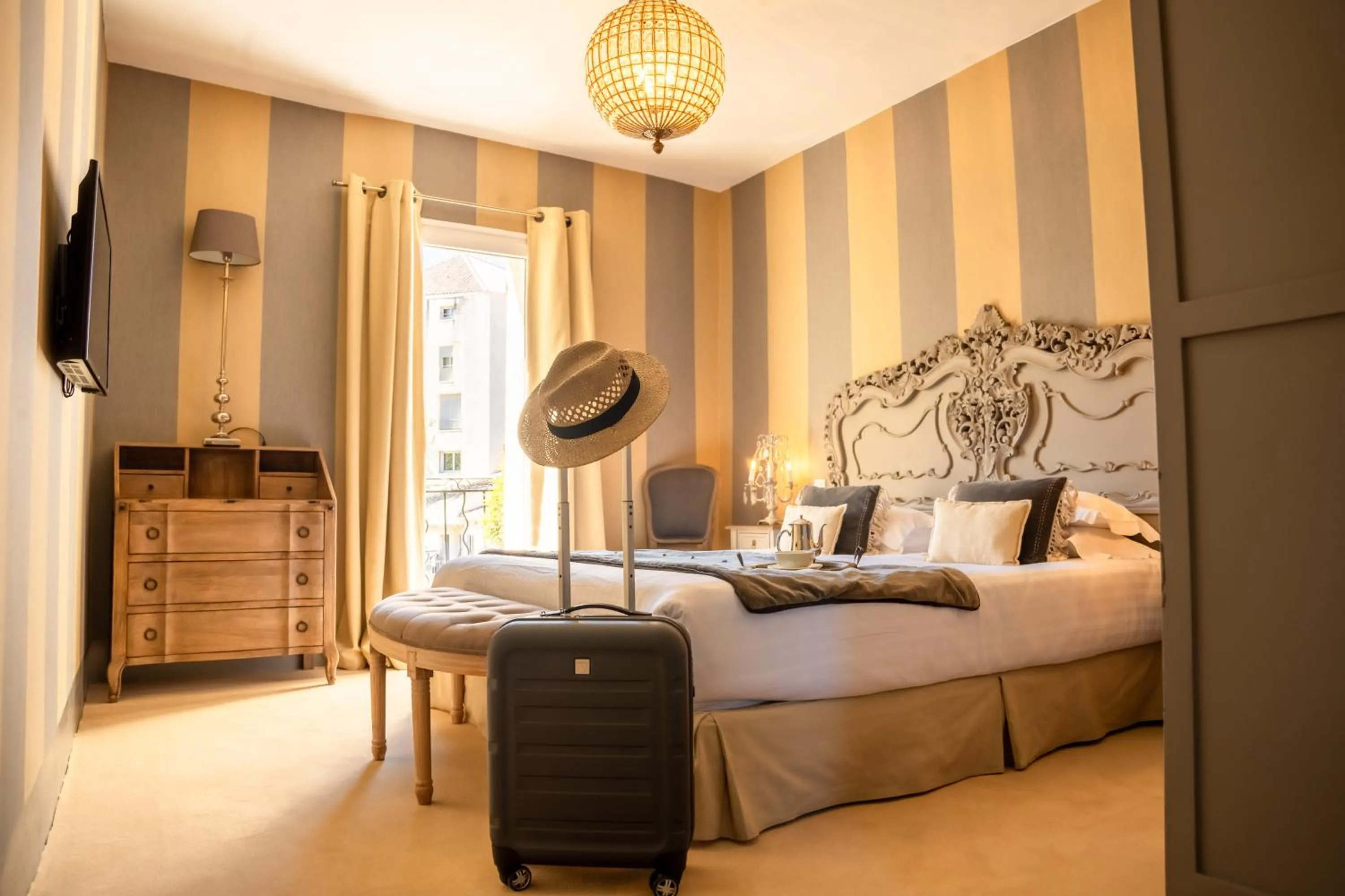 Bedroom, Bed in Hôtel Gounod