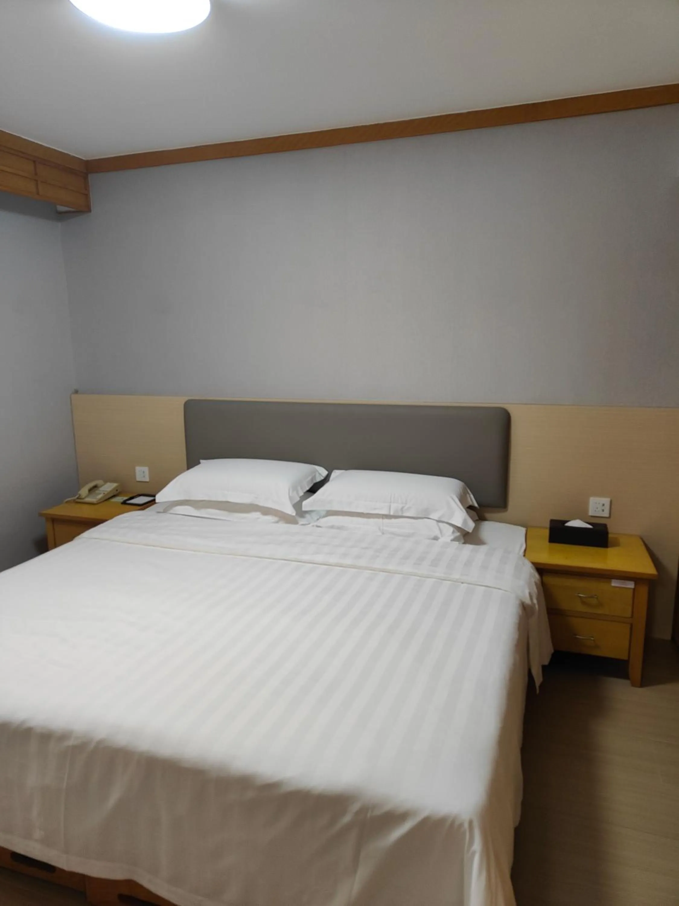Bed in Guangdong Hotel (Zhuhai)