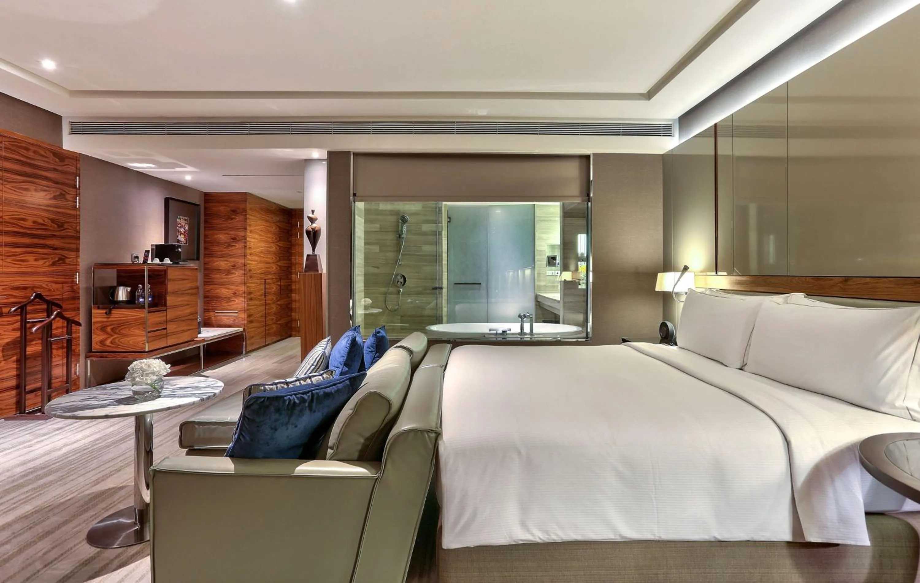Living room, Bed in Hilton Sukhumvit Bangkok