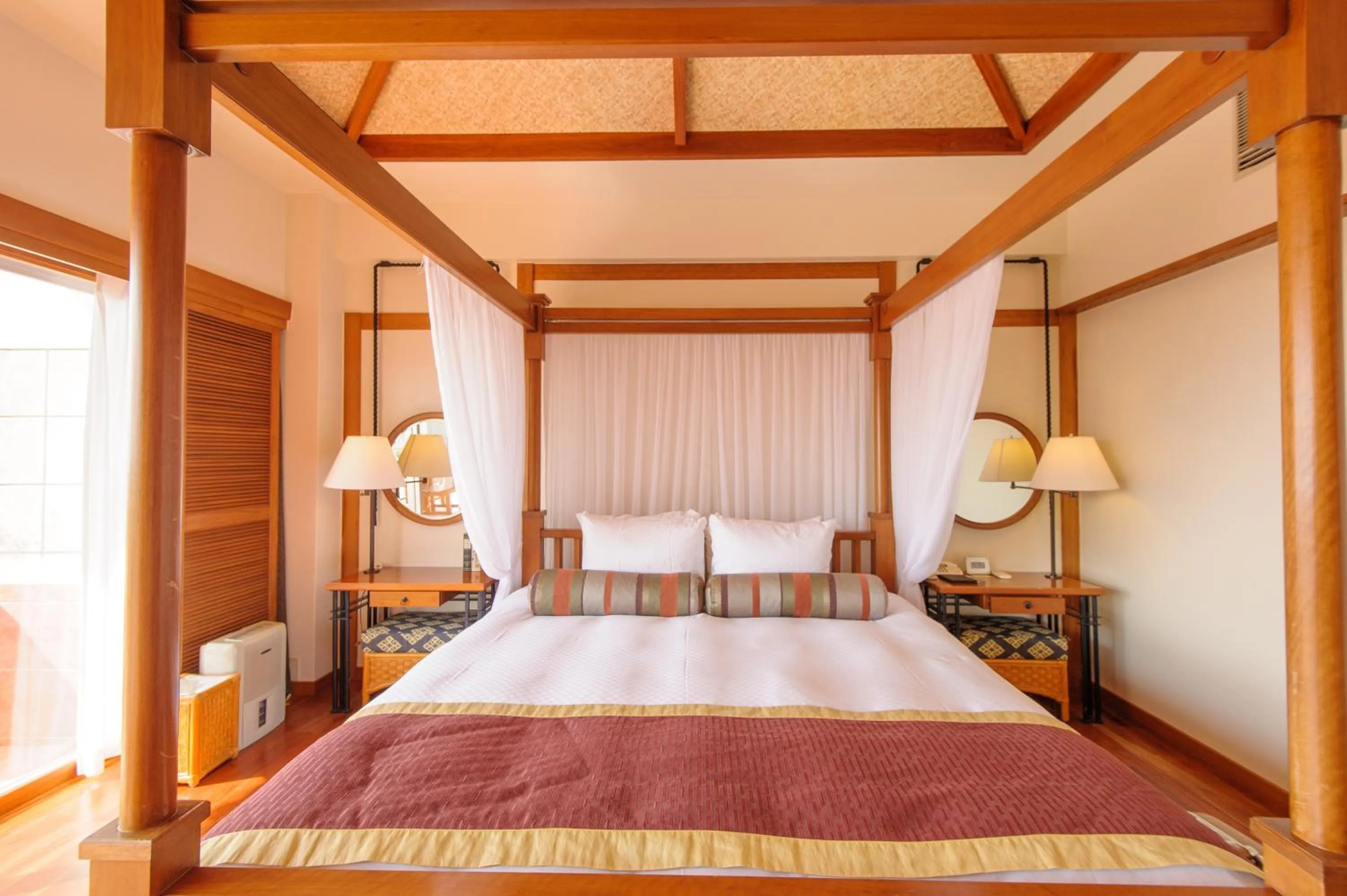 Bed in Kanucha Bay Hotel & Villas