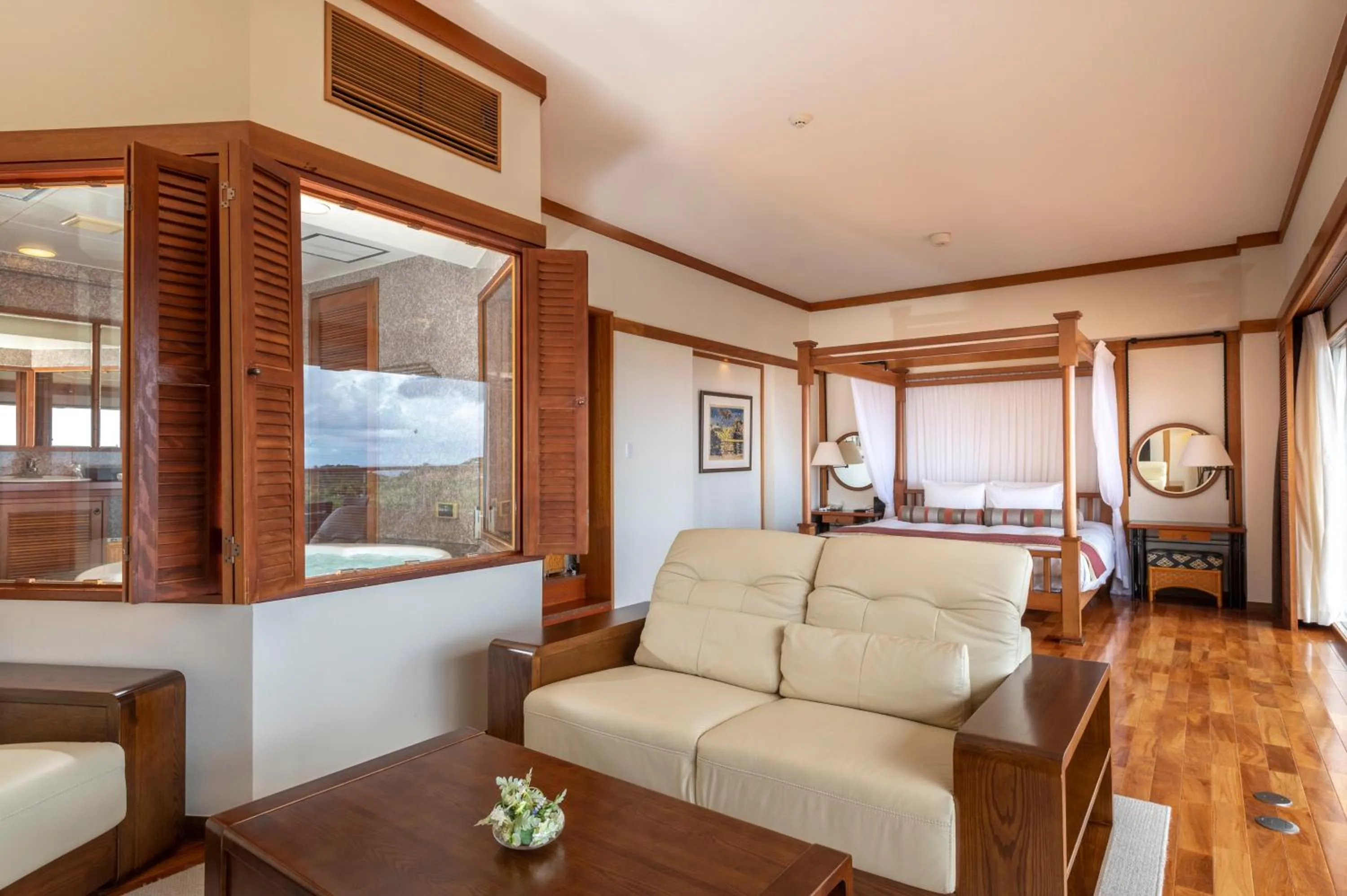 Bed in Kanucha Bay Hotel & Villas