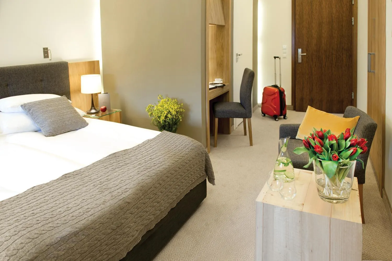 Photo of the whole room, Bed in Uroczysko Siedmiu Stawów & Spa by L'Occitane