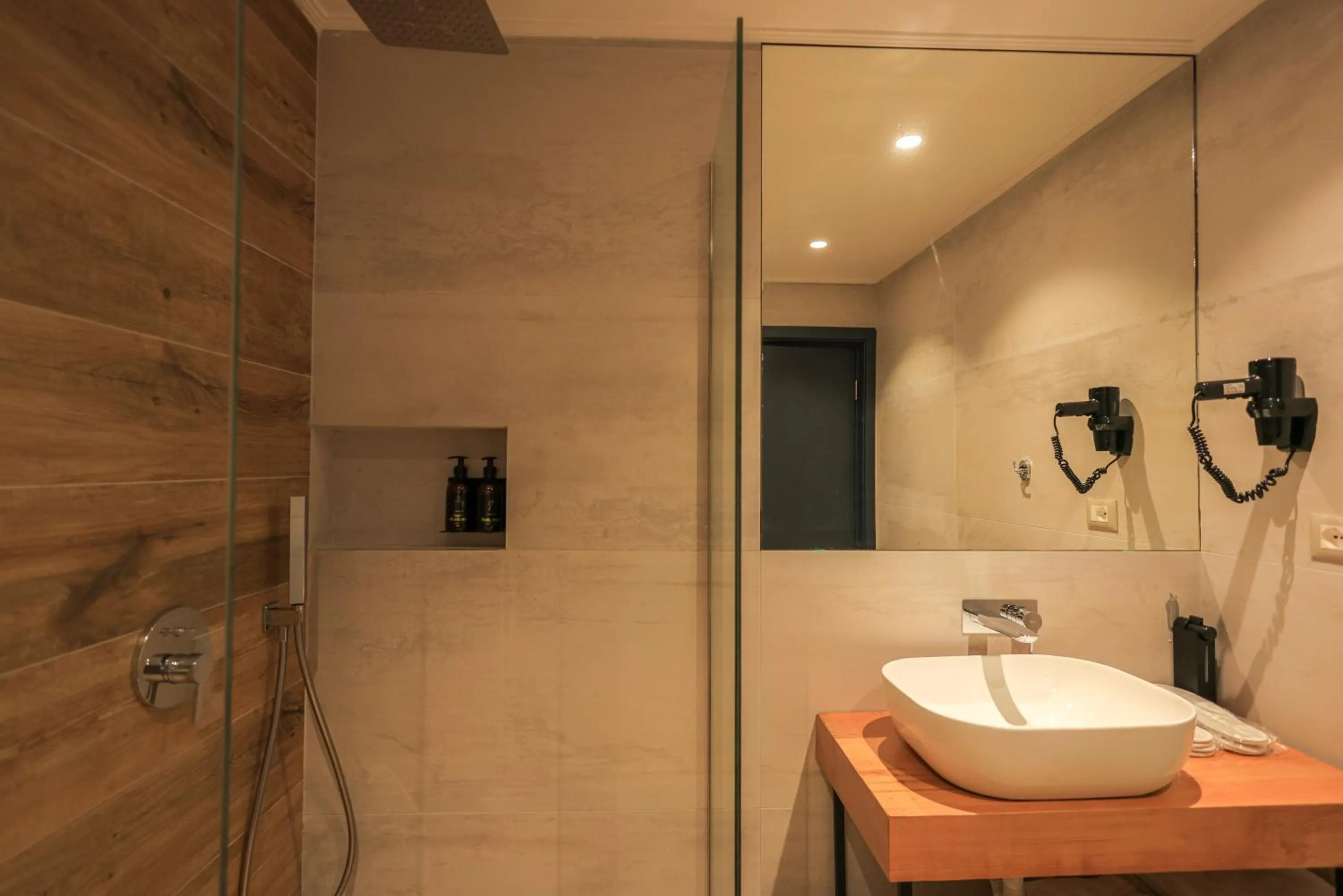 Shower in Hotel Apollon Sarande