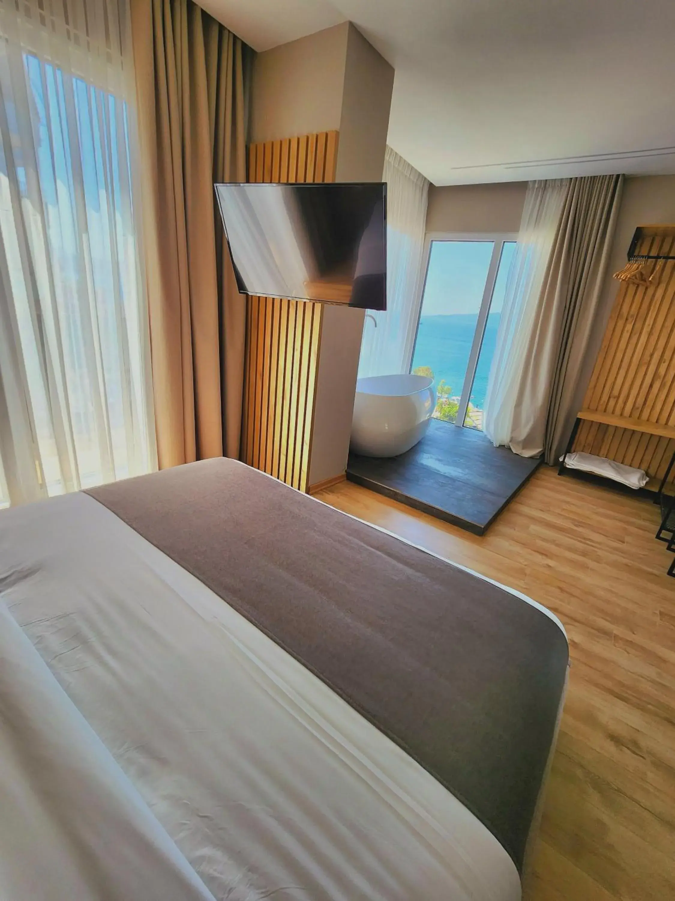 Deluxe Double Room with Balcony and Sea View with Bathtub in Hotel Apollon Sarande Deluxe Double Room with Balcony and Sea View with Bathtub in Hotel Apollon Sarande