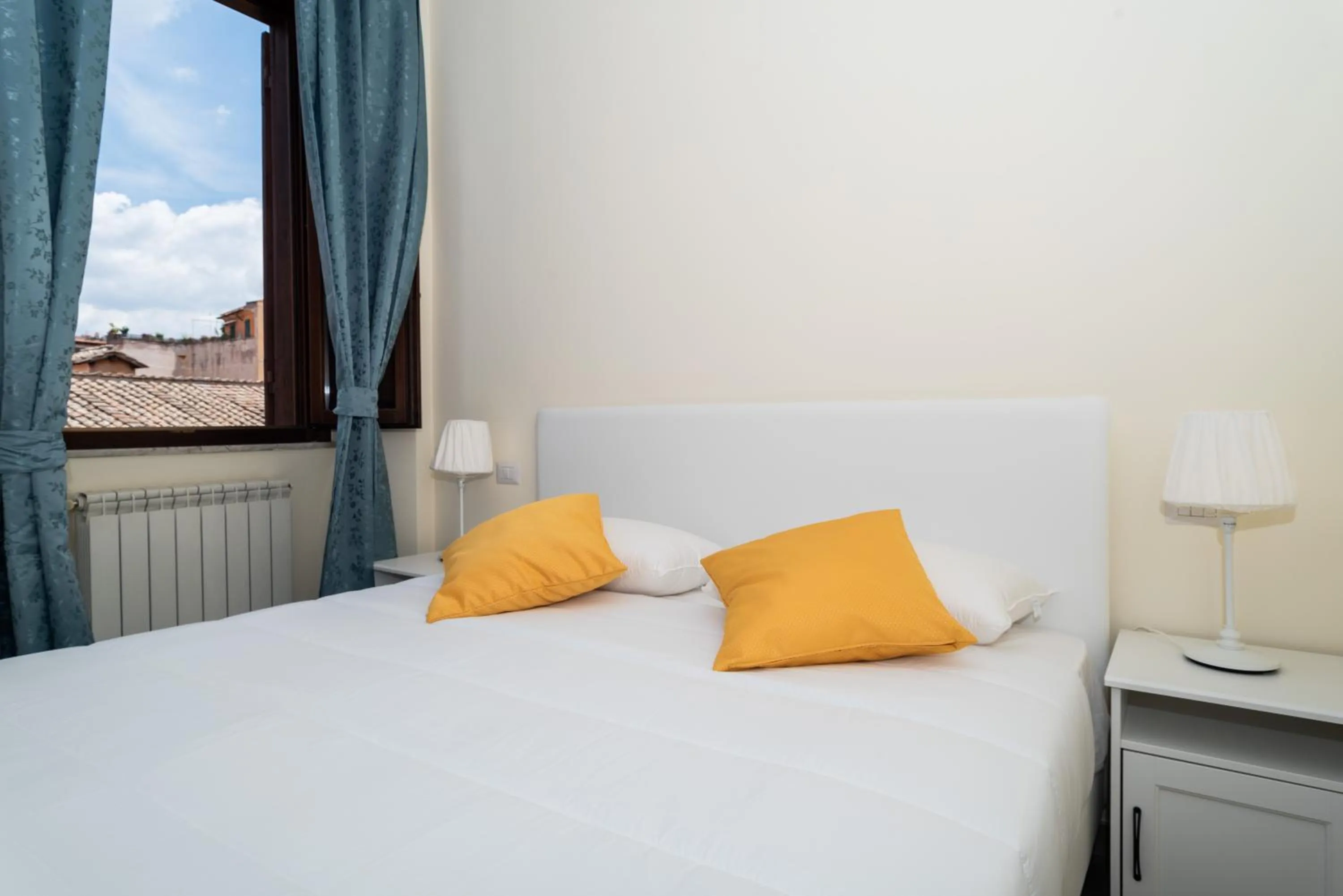 Bed in Minerva Monks Inn