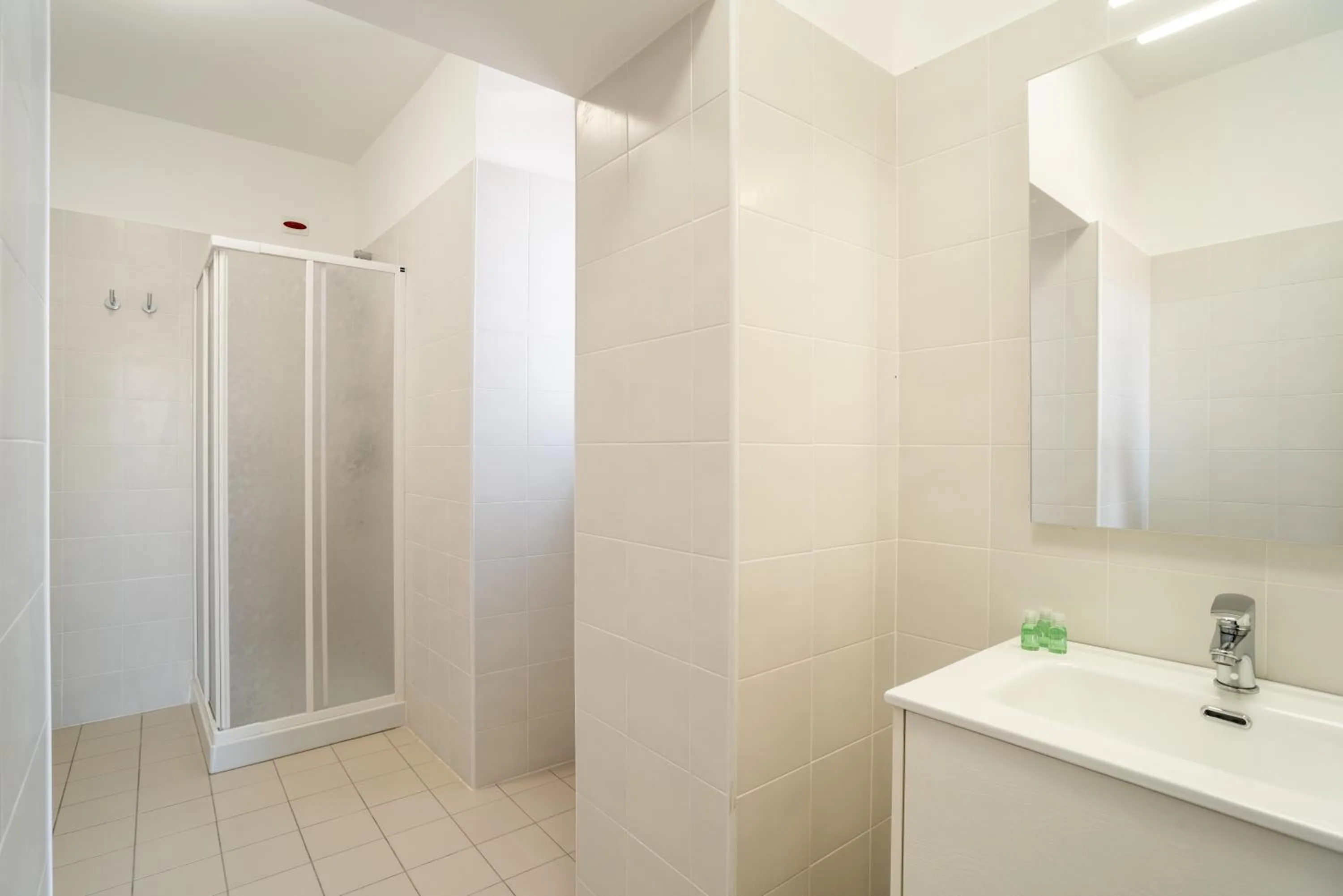 Shower in Minerva Monks Inn