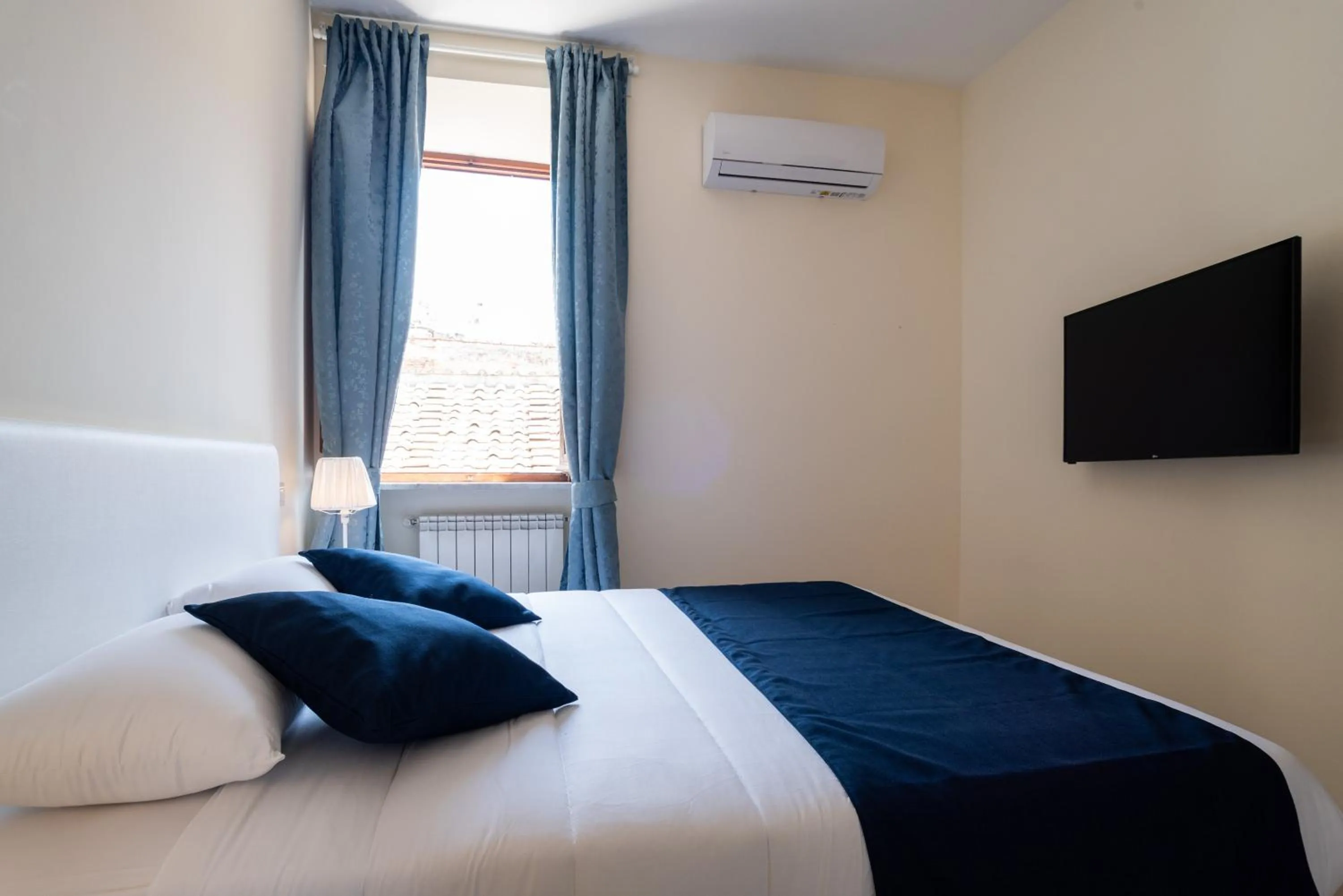 TV and multimedia, Bed in Minerva Monks Inn