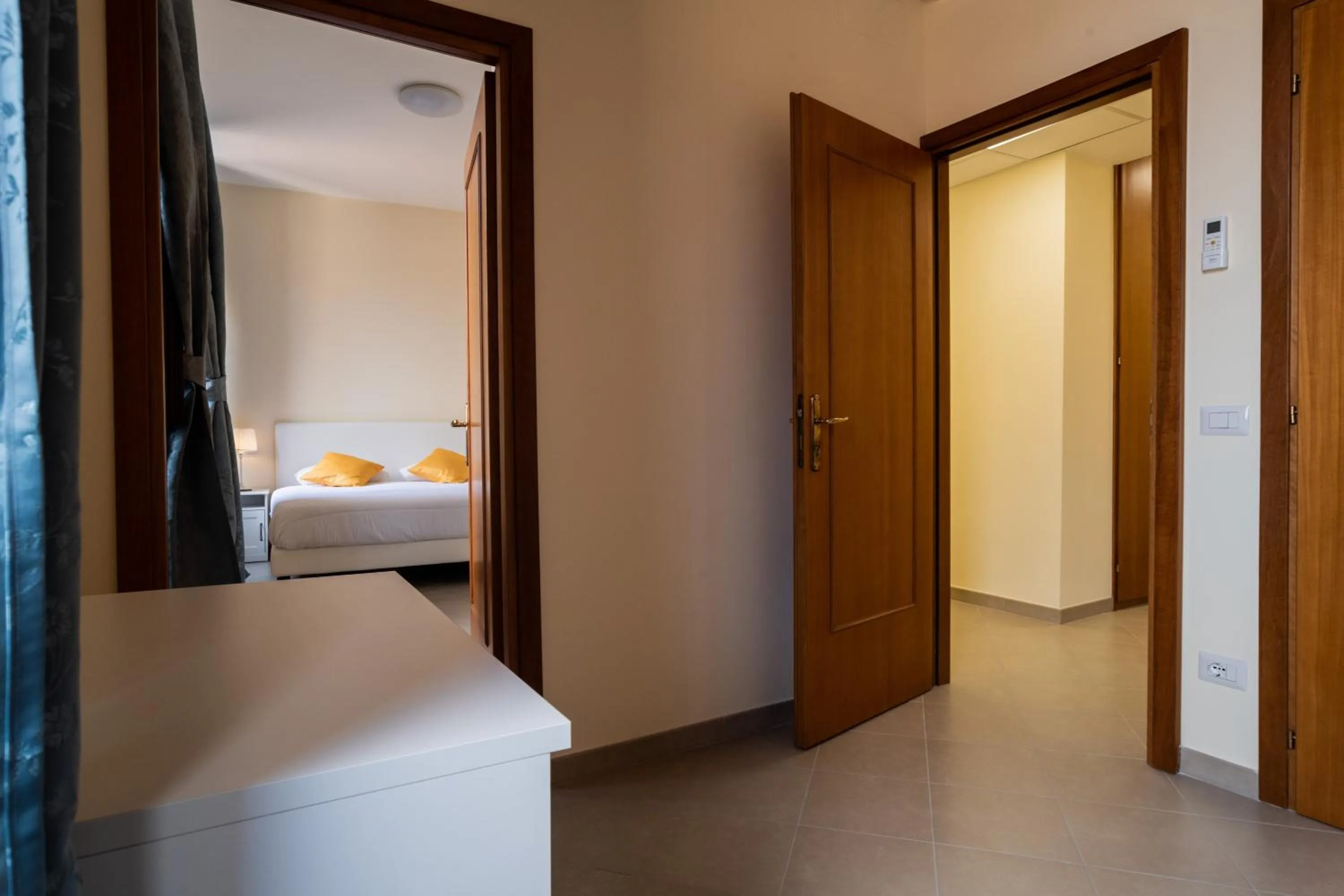 Communal lounge/ TV room, Bed in Minerva Monks Inn