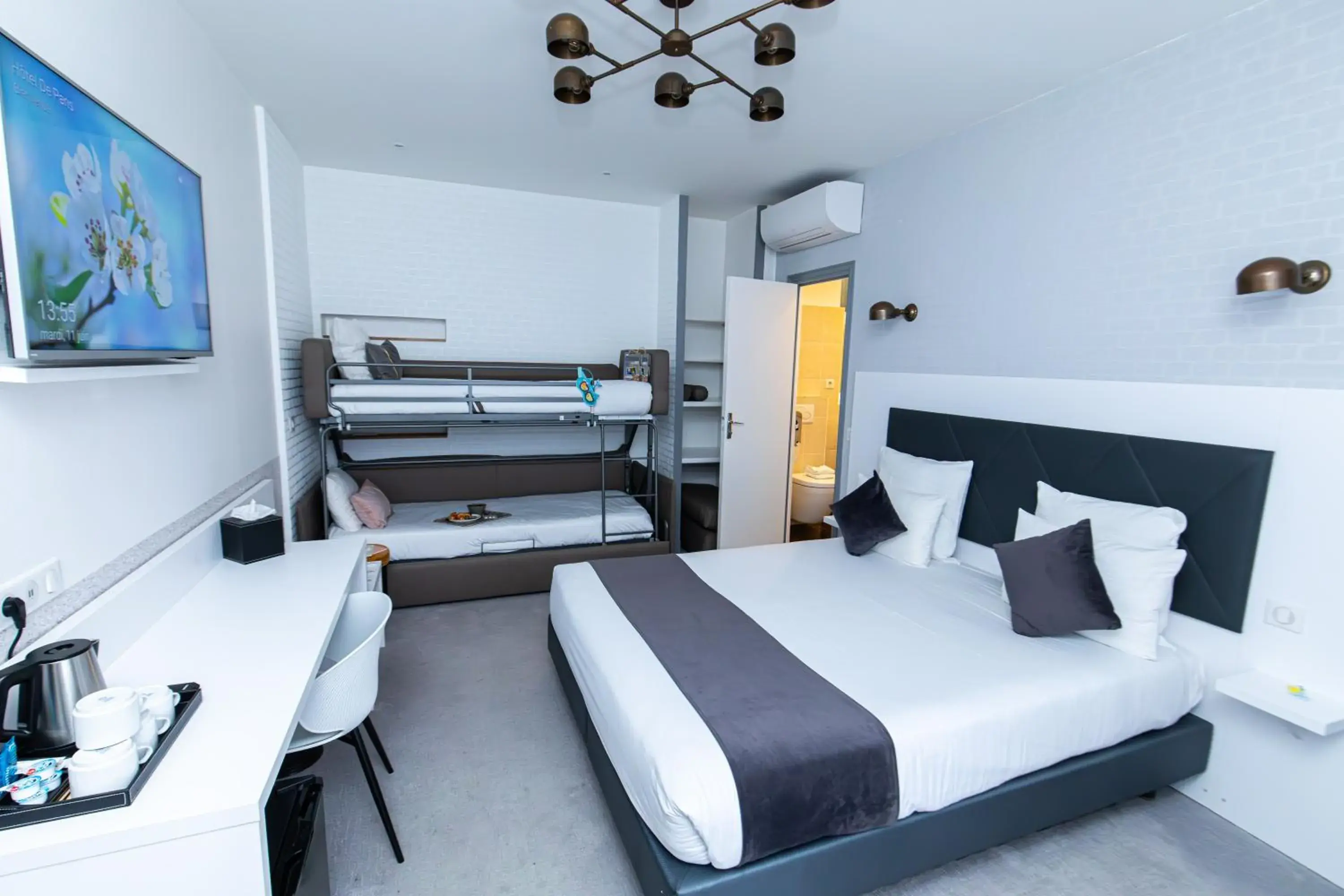 Family Suite with Balcony in HOTEL DE PARIS MONTPARNASSE Family Suite with Balcony in HOTEL DE PARIS MONTPARNASSE