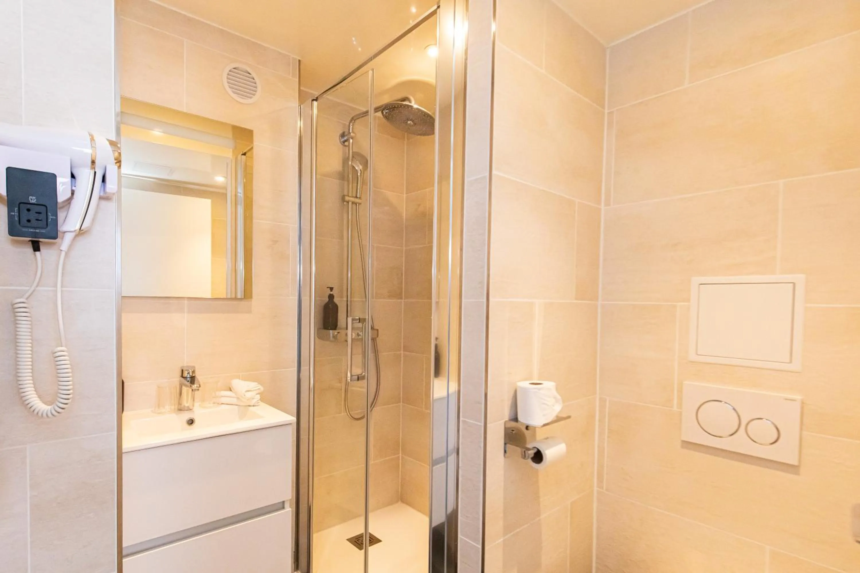 Shower in HOTEL DE PARIS MONTPARNASSE
