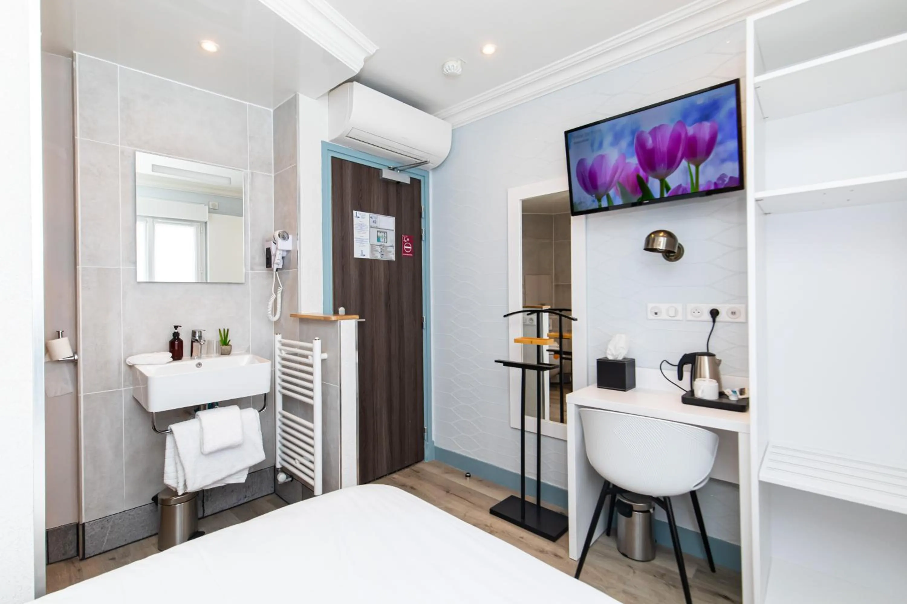 TV and multimedia, Bed in HOTEL DE PARIS MONTPARNASSE