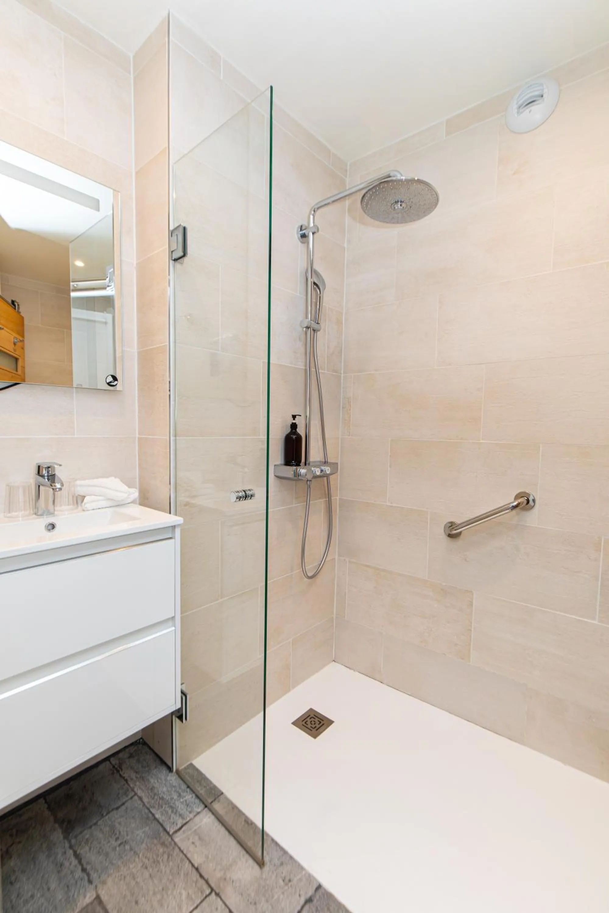 Shower in HOTEL DE PARIS MONTPARNASSE