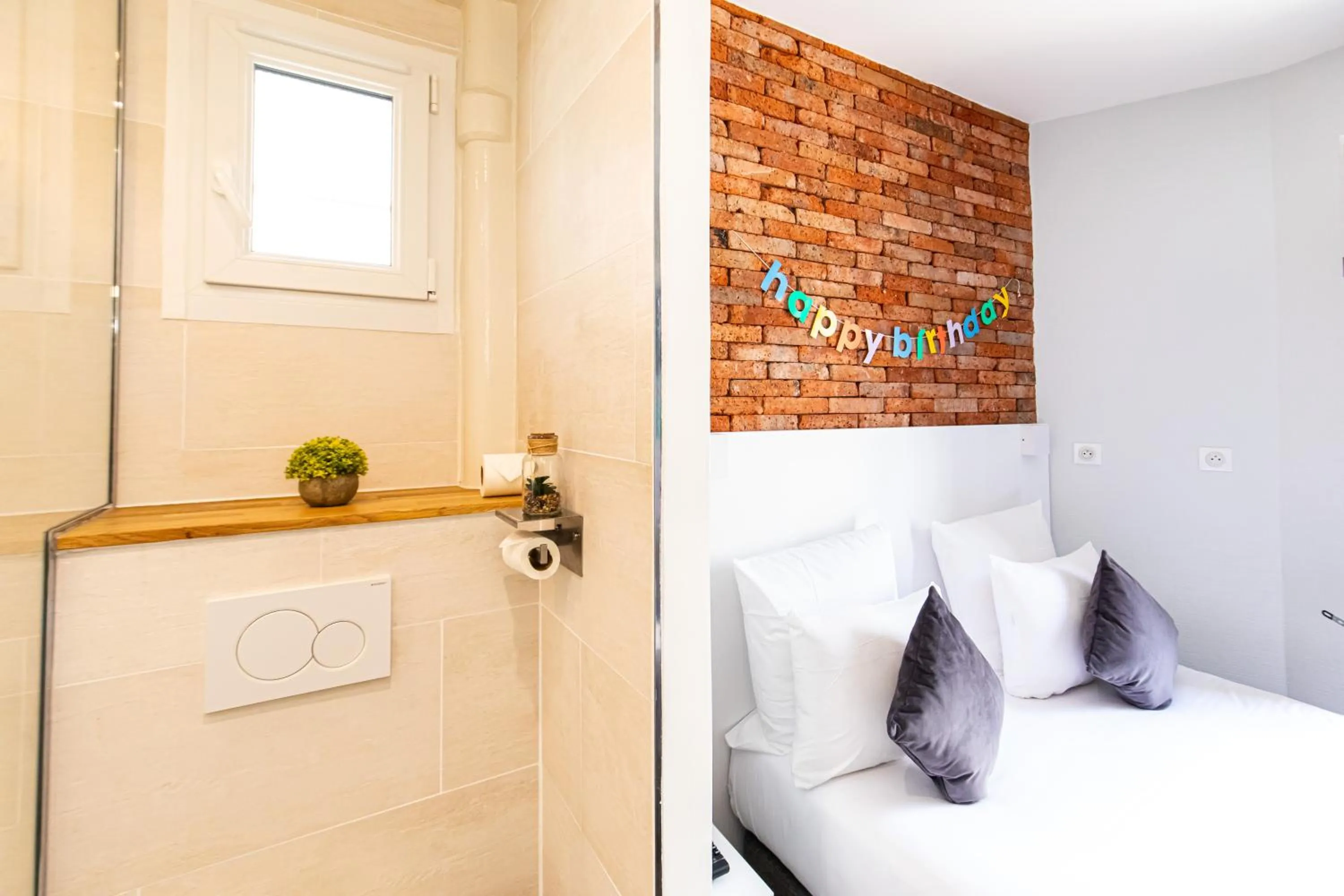 Bed in HOTEL DE PARIS MONTPARNASSE