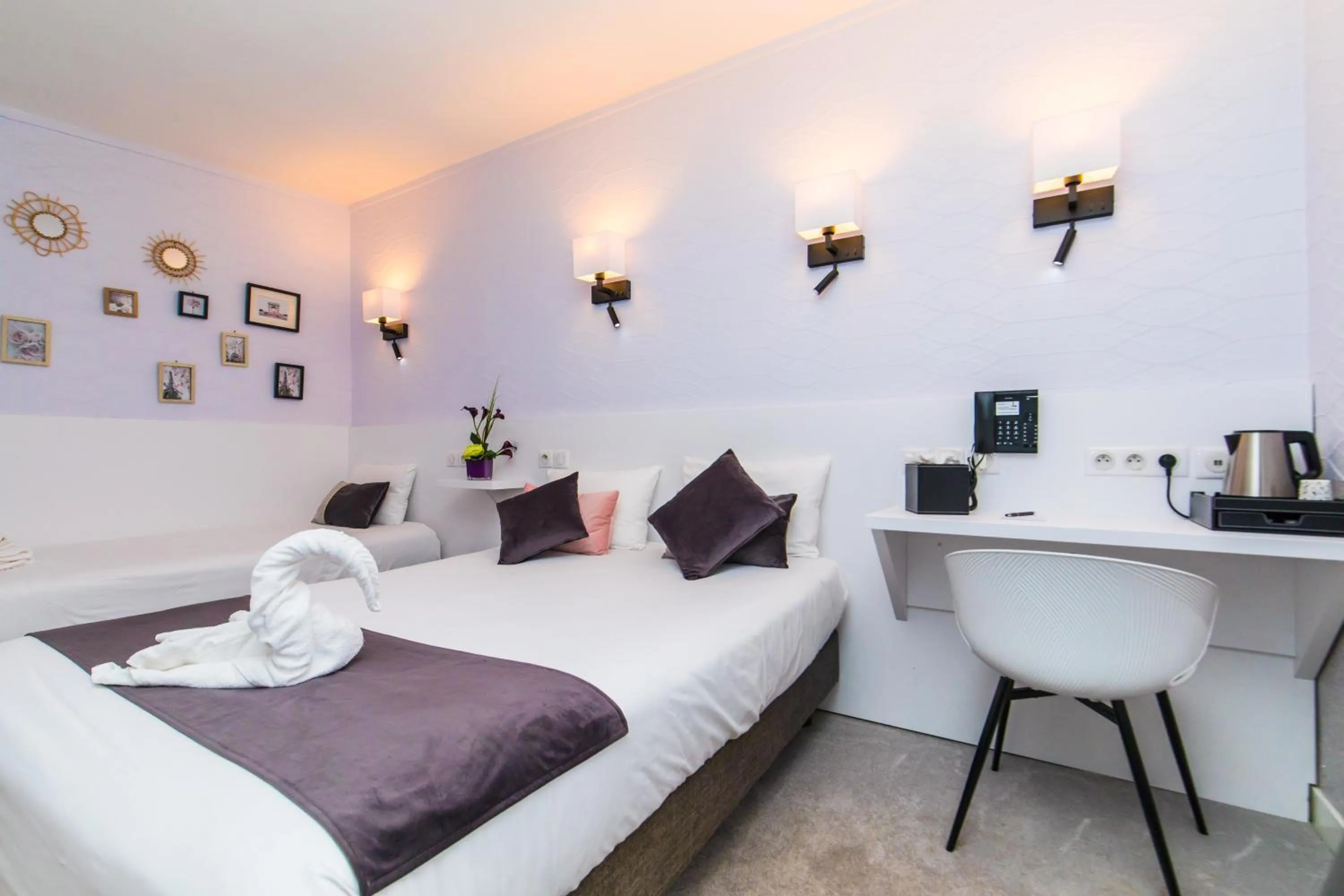 Bed in HOTEL DE PARIS MONTPARNASSE