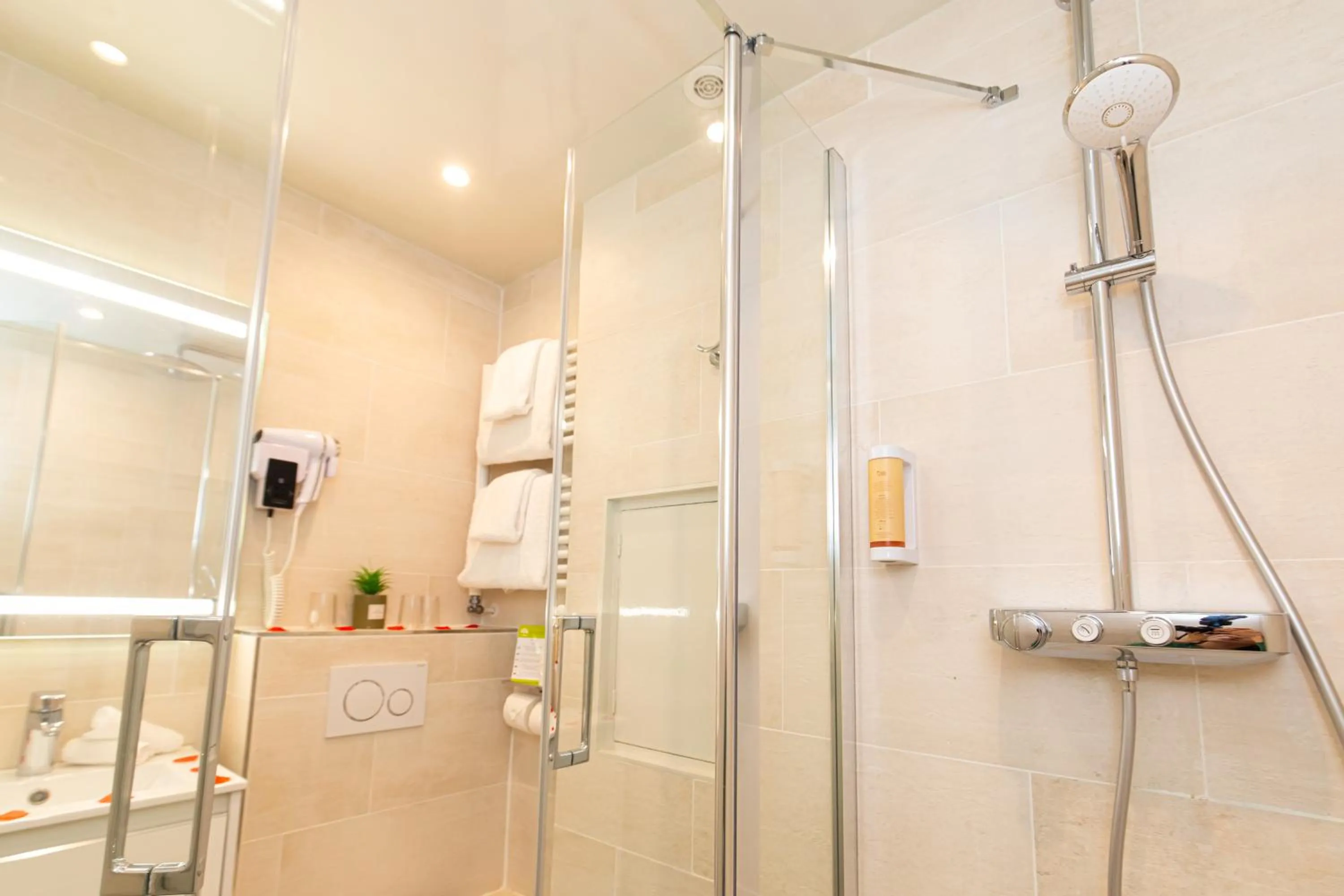 Shower in HOTEL DE PARIS MONTPARNASSE