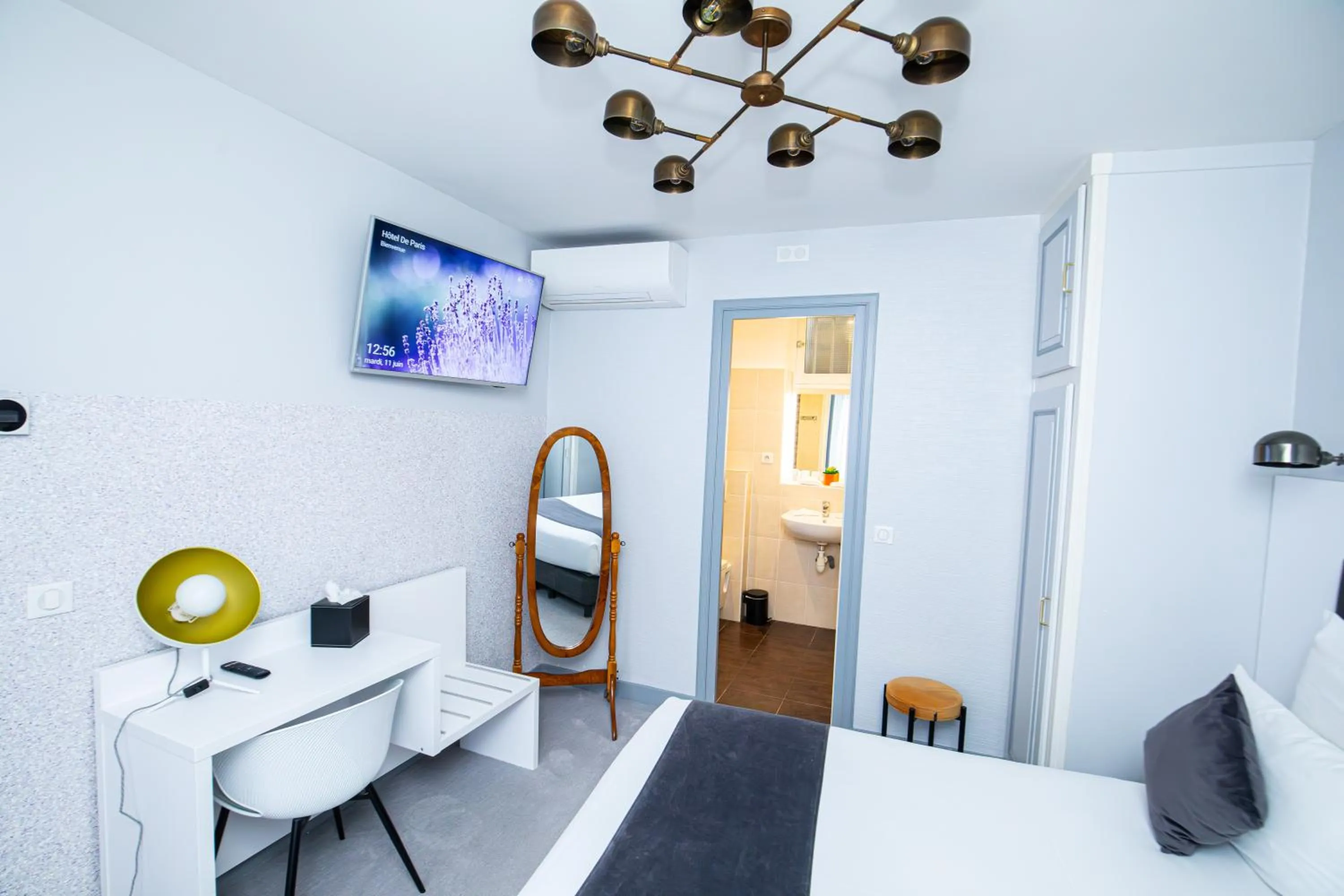 TV and multimedia, Bed in HOTEL DE PARIS MONTPARNASSE