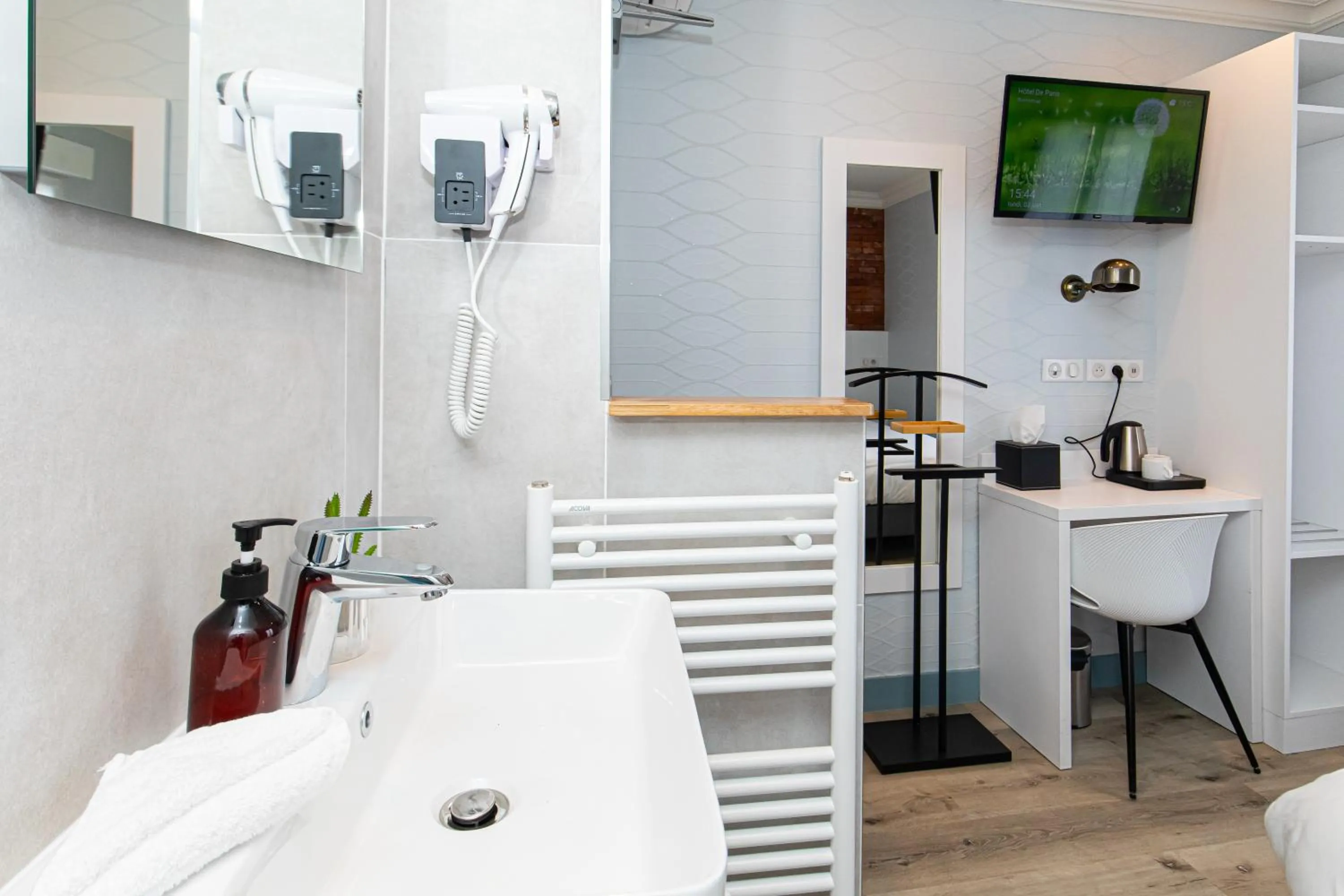 TV and multimedia in HOTEL DE PARIS MONTPARNASSE