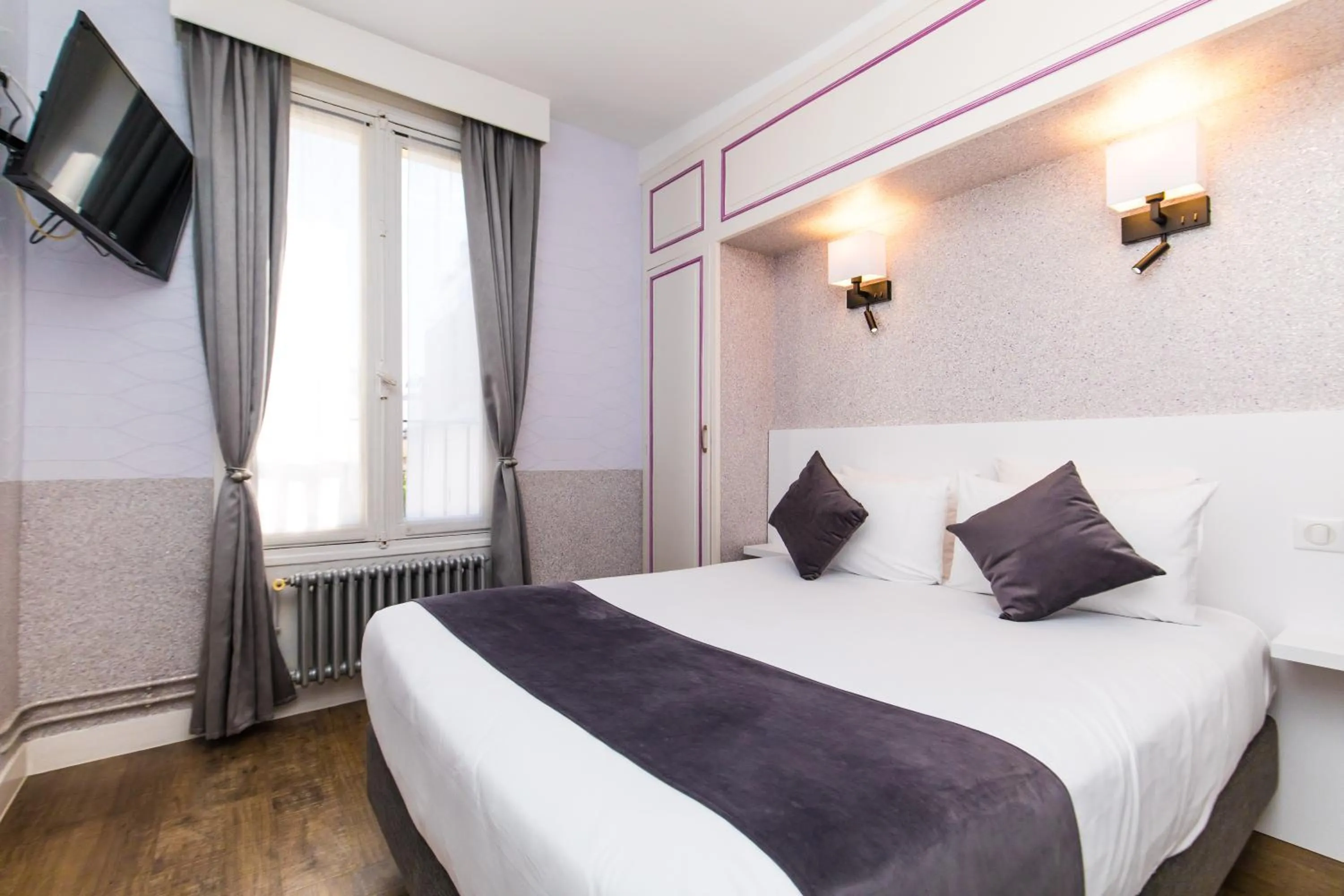 TV and multimedia, Bed in HOTEL DE PARIS MONTPARNASSE