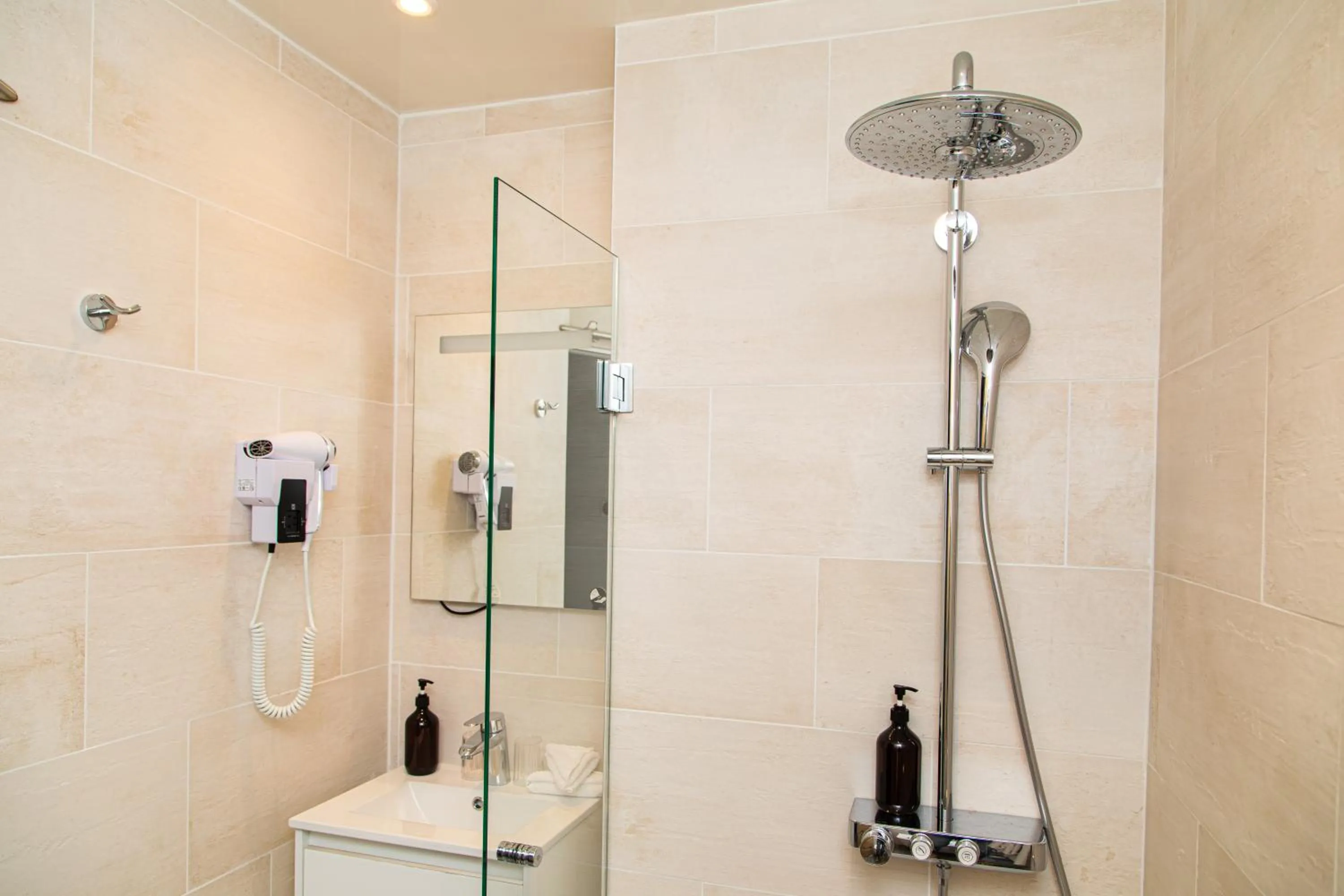 Shower in HOTEL DE PARIS MONTPARNASSE