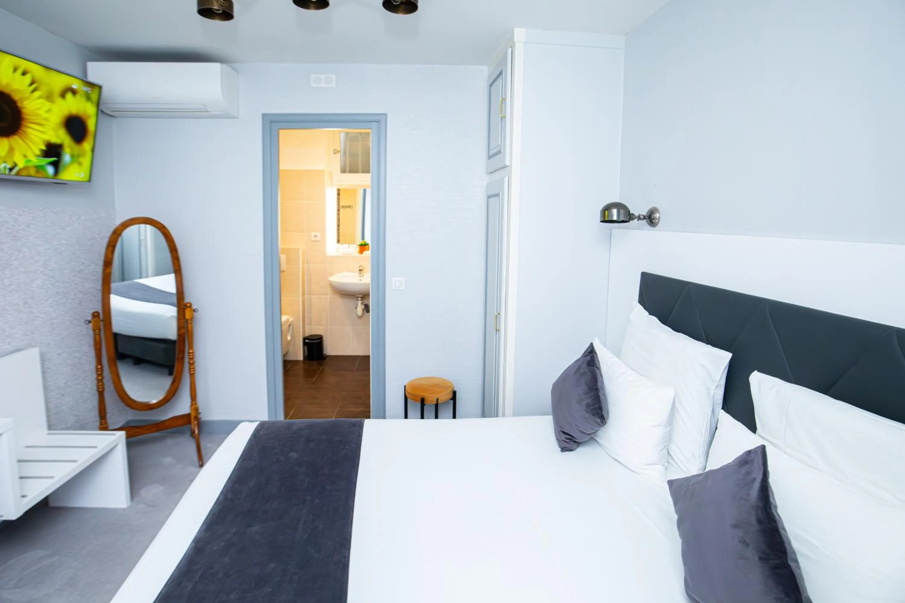 Bed in HOTEL DE PARIS MONTPARNASSE