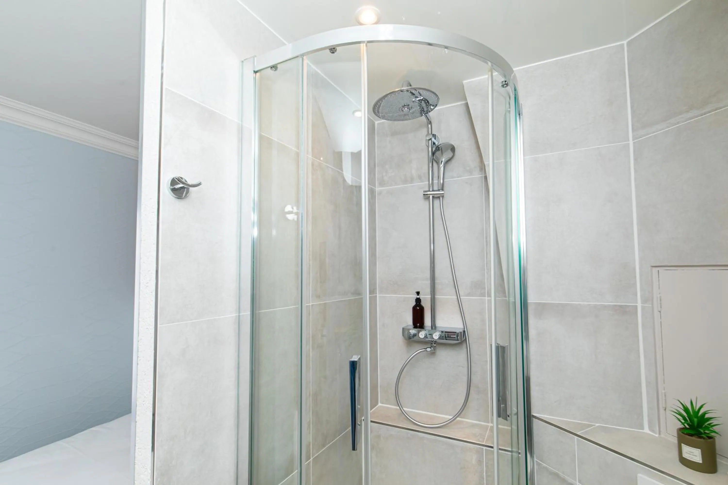 Shower in HOTEL DE PARIS MONTPARNASSE