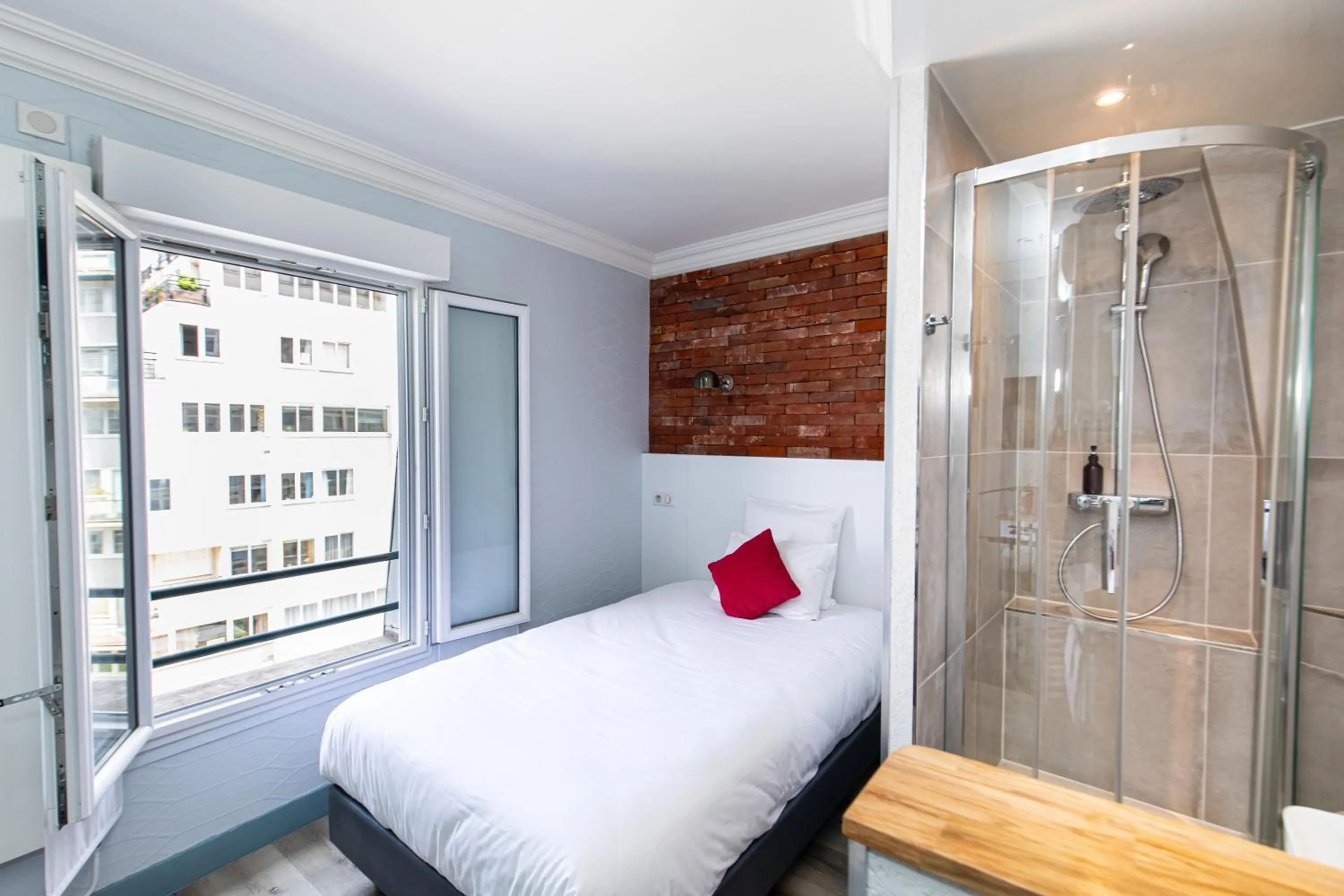 Shower, Bed in HOTEL DE PARIS MONTPARNASSE