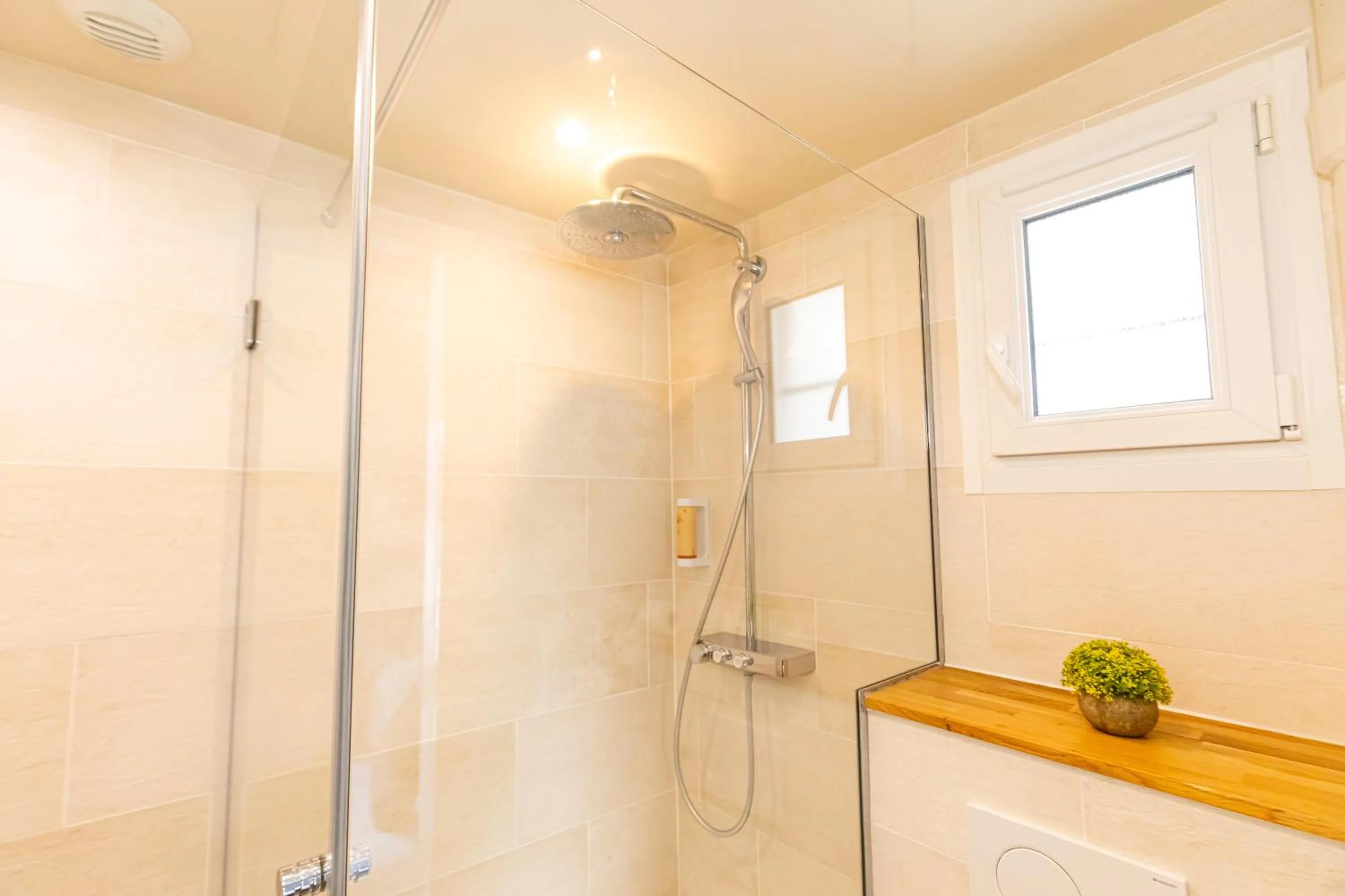 Shower in HOTEL DE PARIS MONTPARNASSE