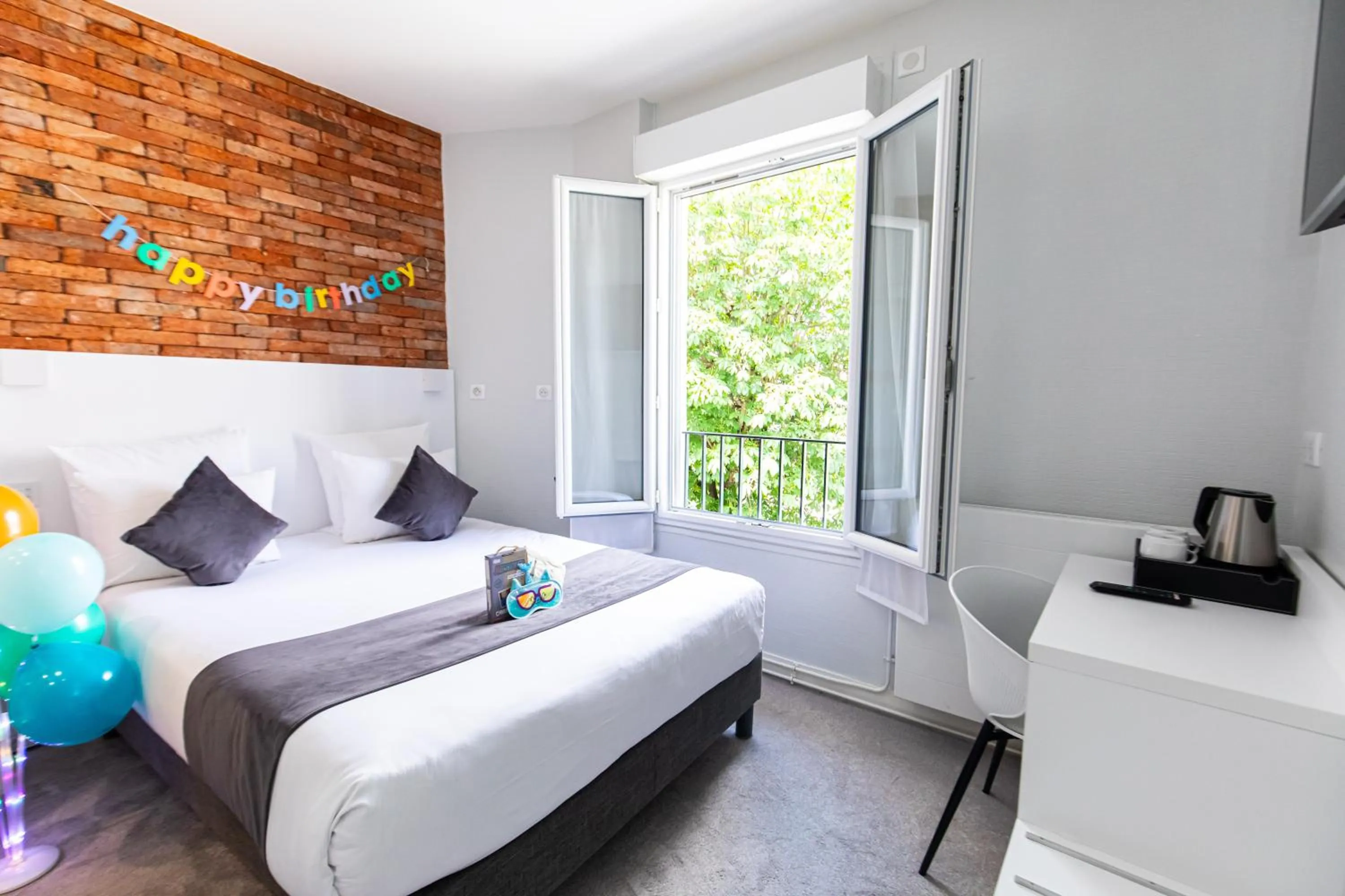 Bed in HOTEL DE PARIS MONTPARNASSE