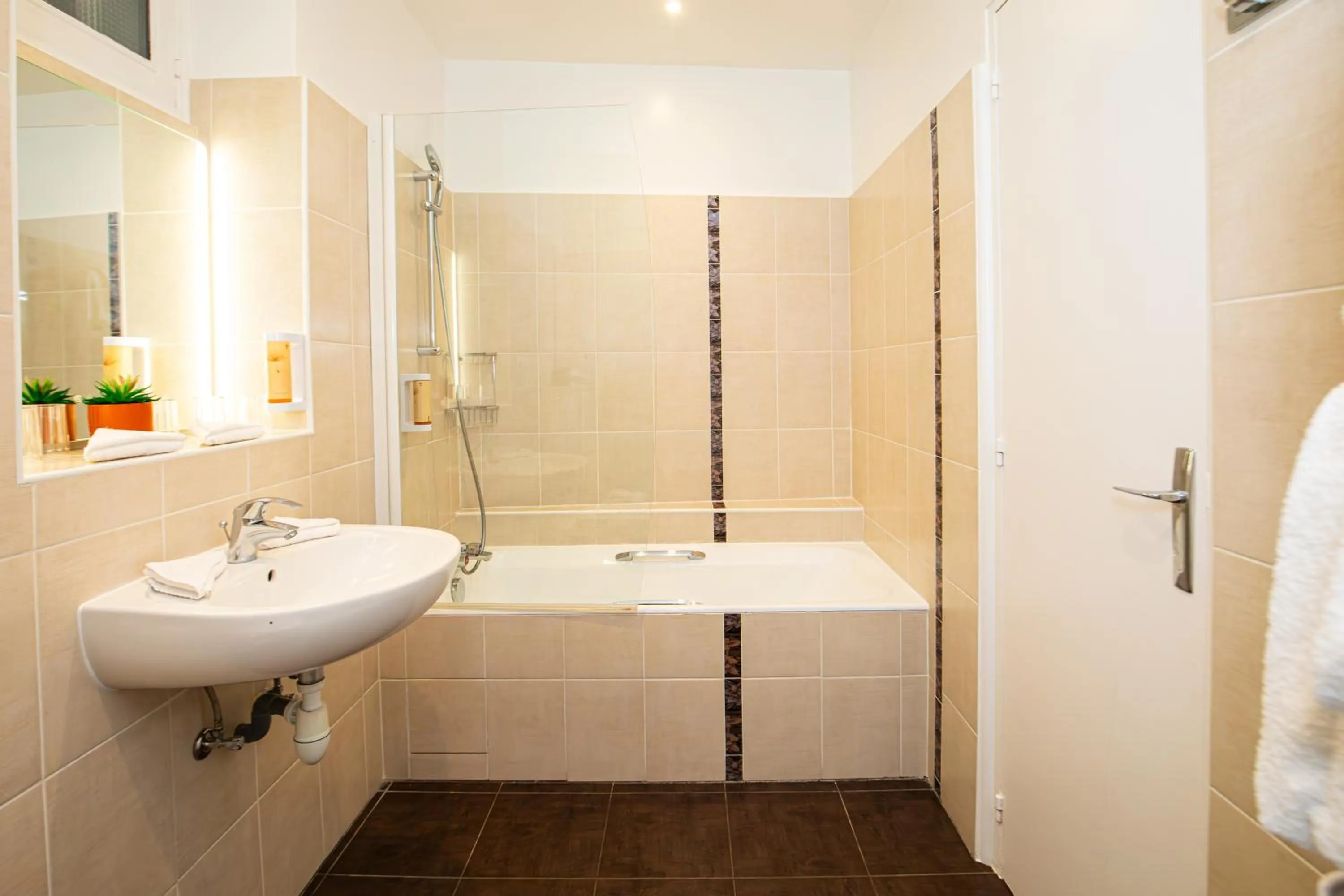 Bath in HOTEL DE PARIS MONTPARNASSE