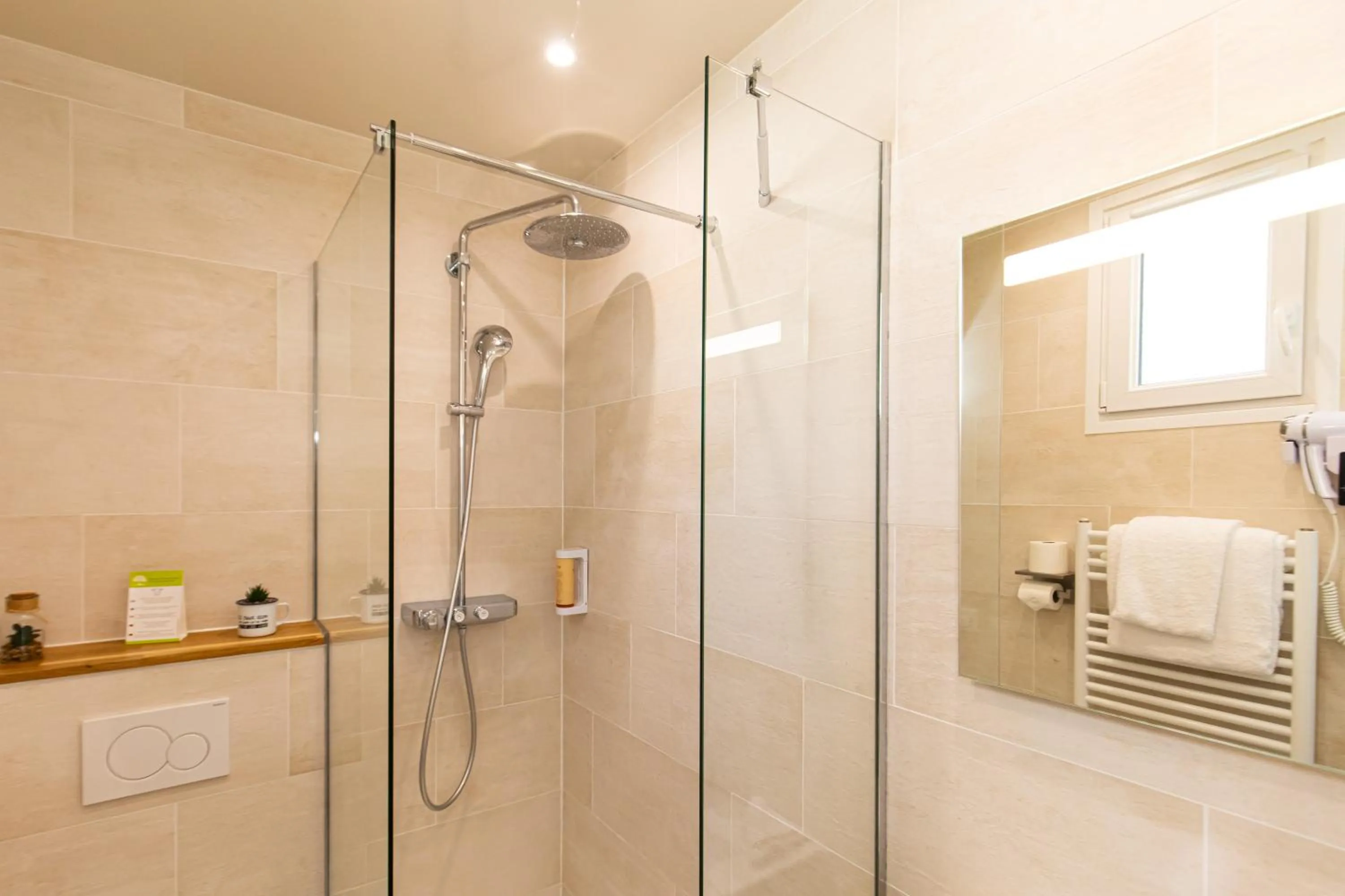 Shower in HOTEL DE PARIS MONTPARNASSE