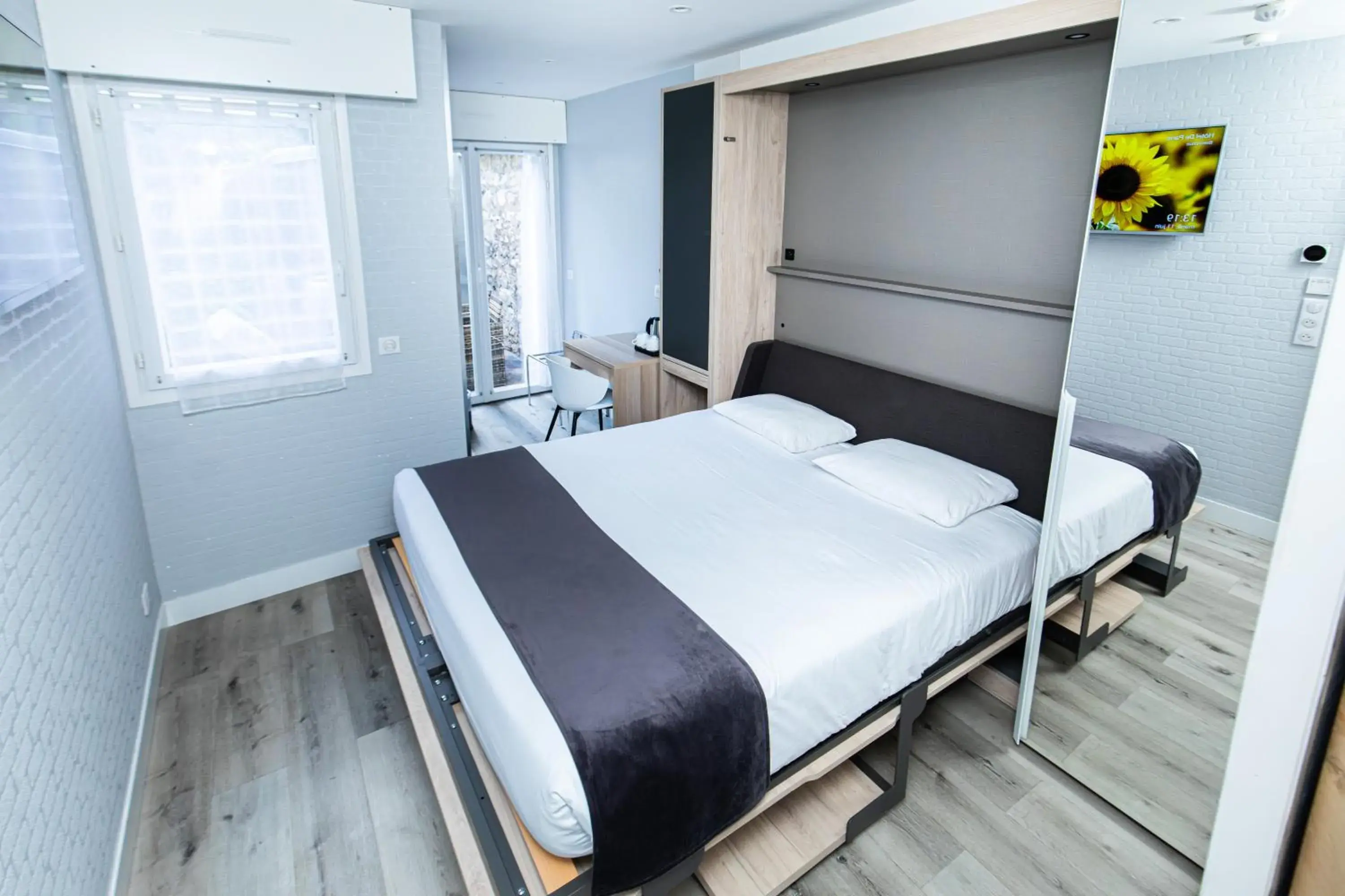 Superior Double Room with bath and garden view in HOTEL DE PARIS MONTPARNASSE Superior Double Room with bath and garden view in HOTEL DE PARIS MONTPARNASSE