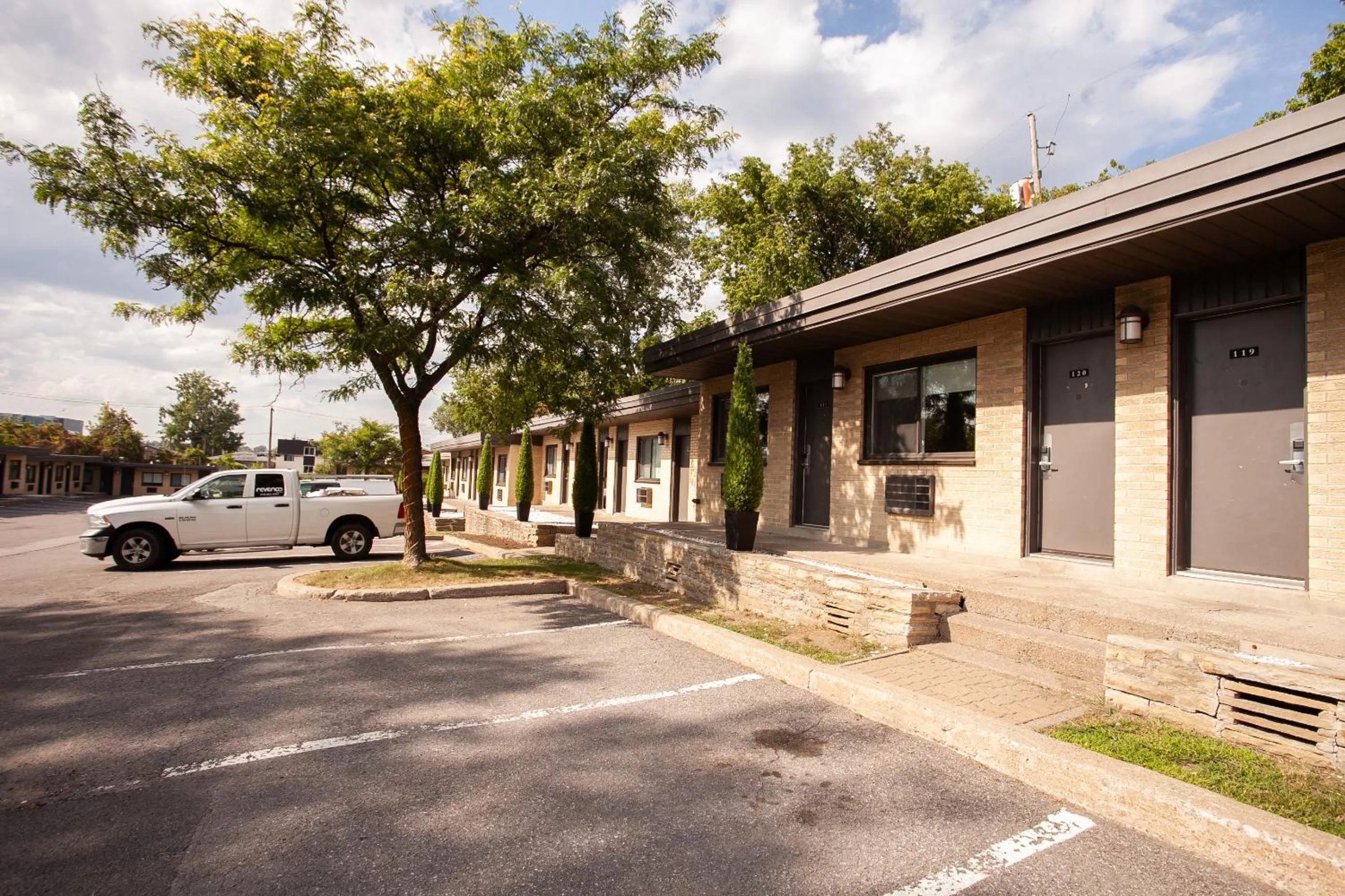 Property building in Motel Newstar Laval