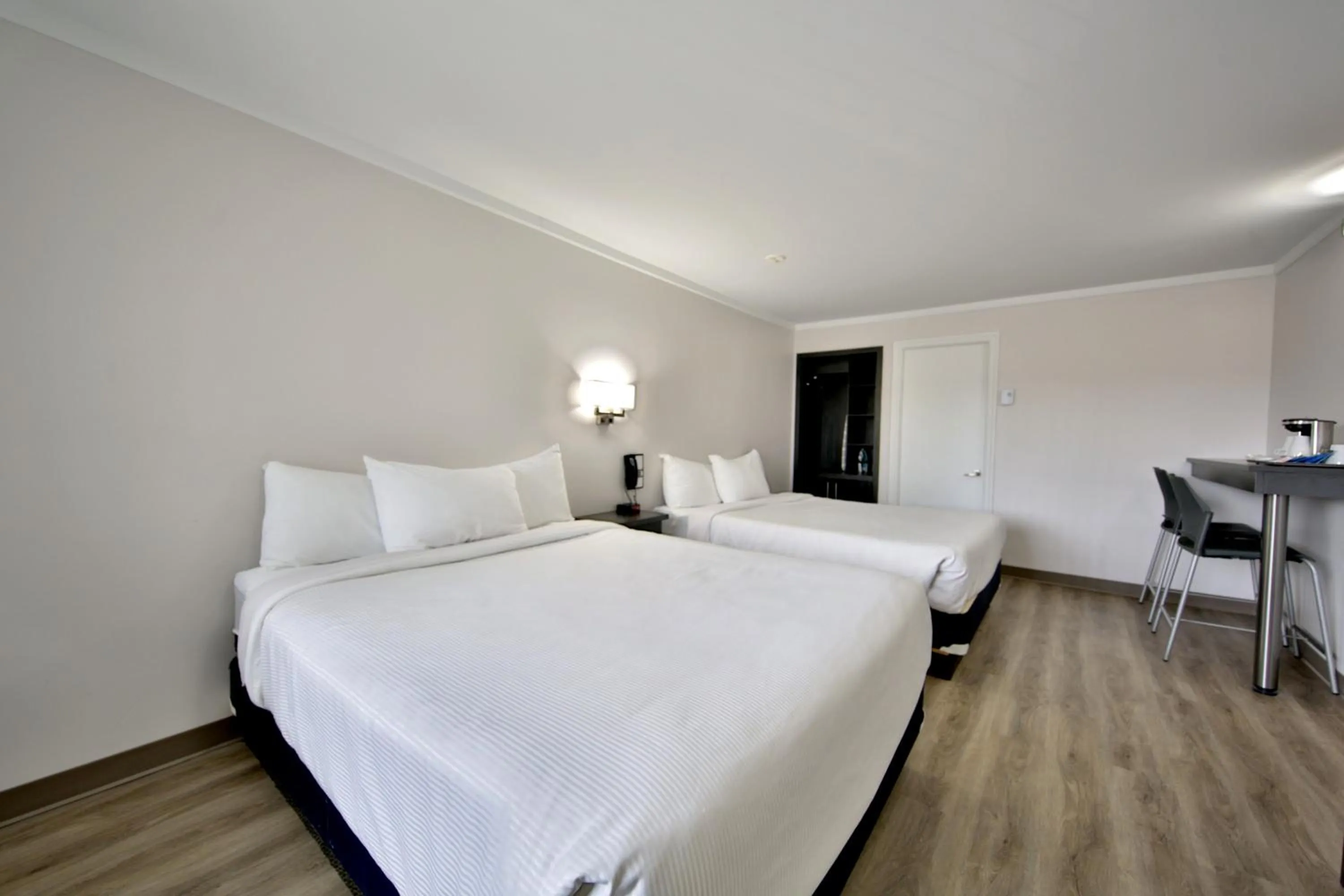 Photo of the whole room, Bed in Motel Newstar Laval