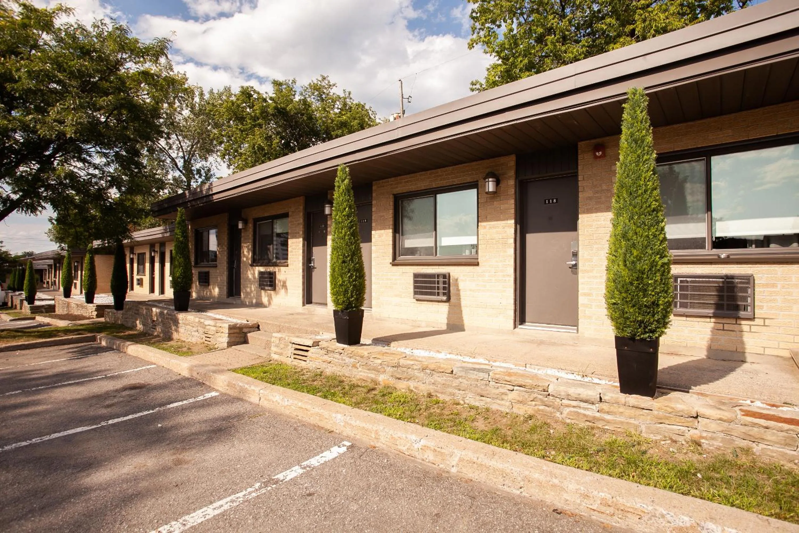 Property building in Motel Newstar Laval