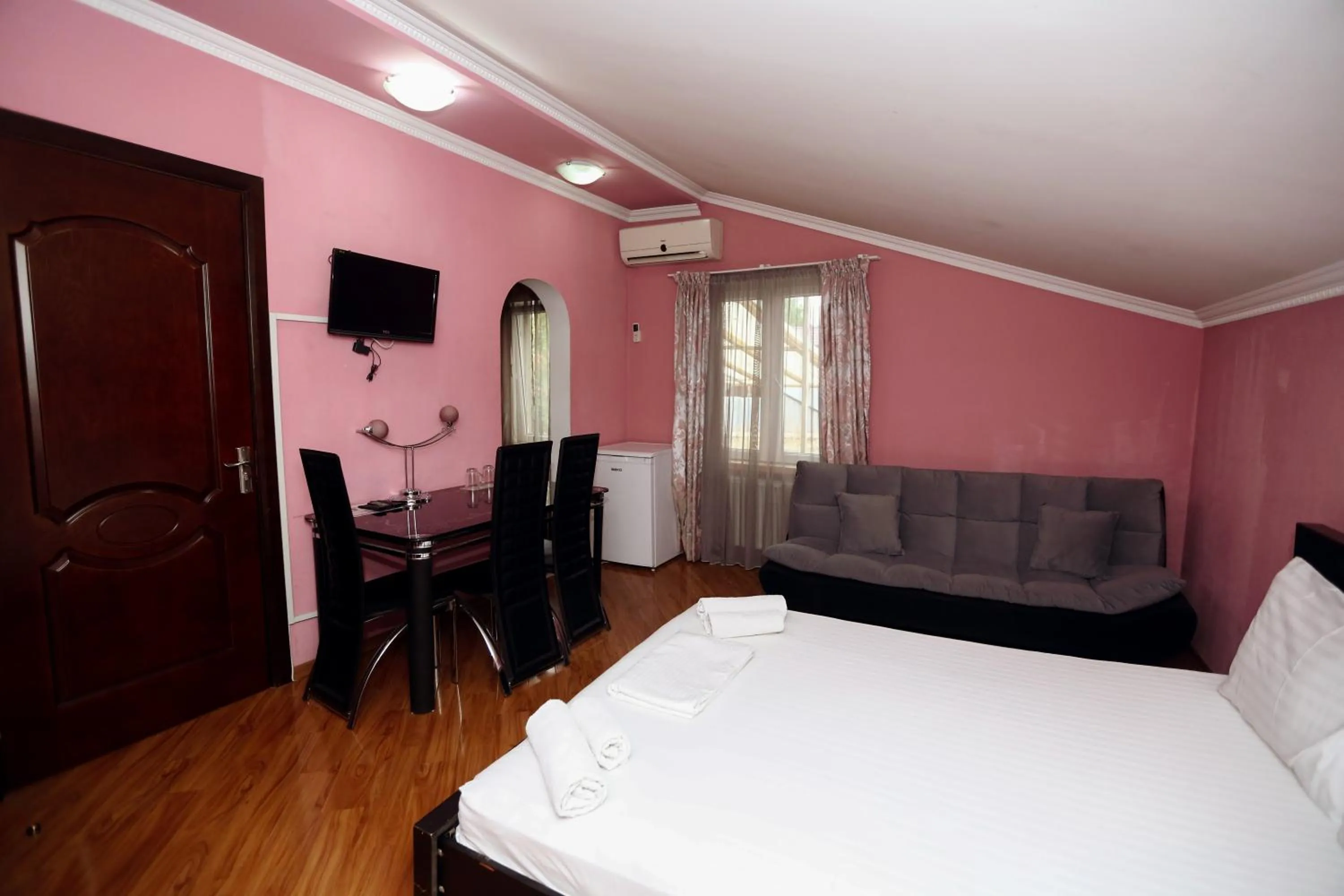 Photo of the whole room, Bed in Hotel Isaka