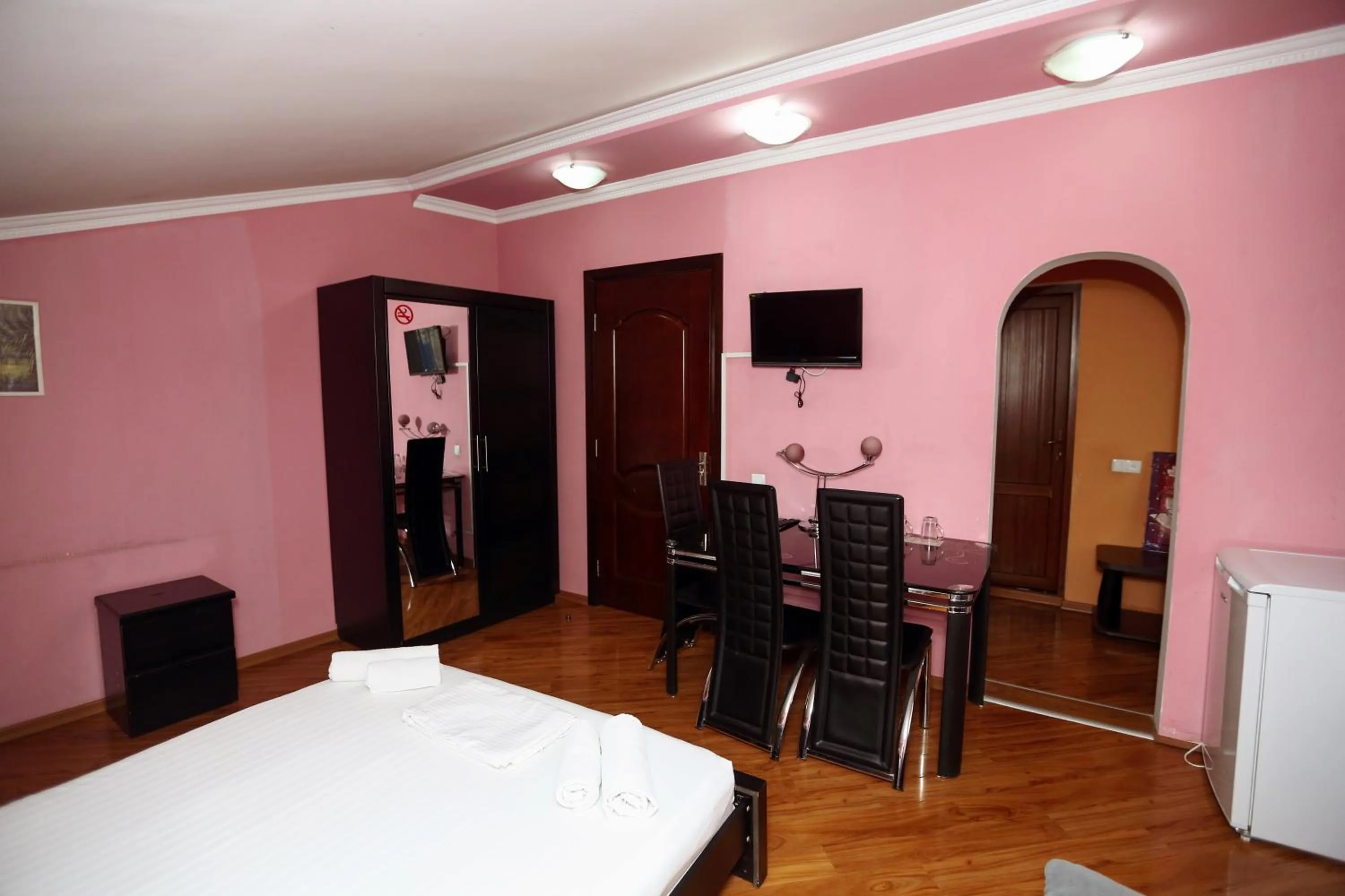 TV and multimedia, Bed in Hotel Isaka