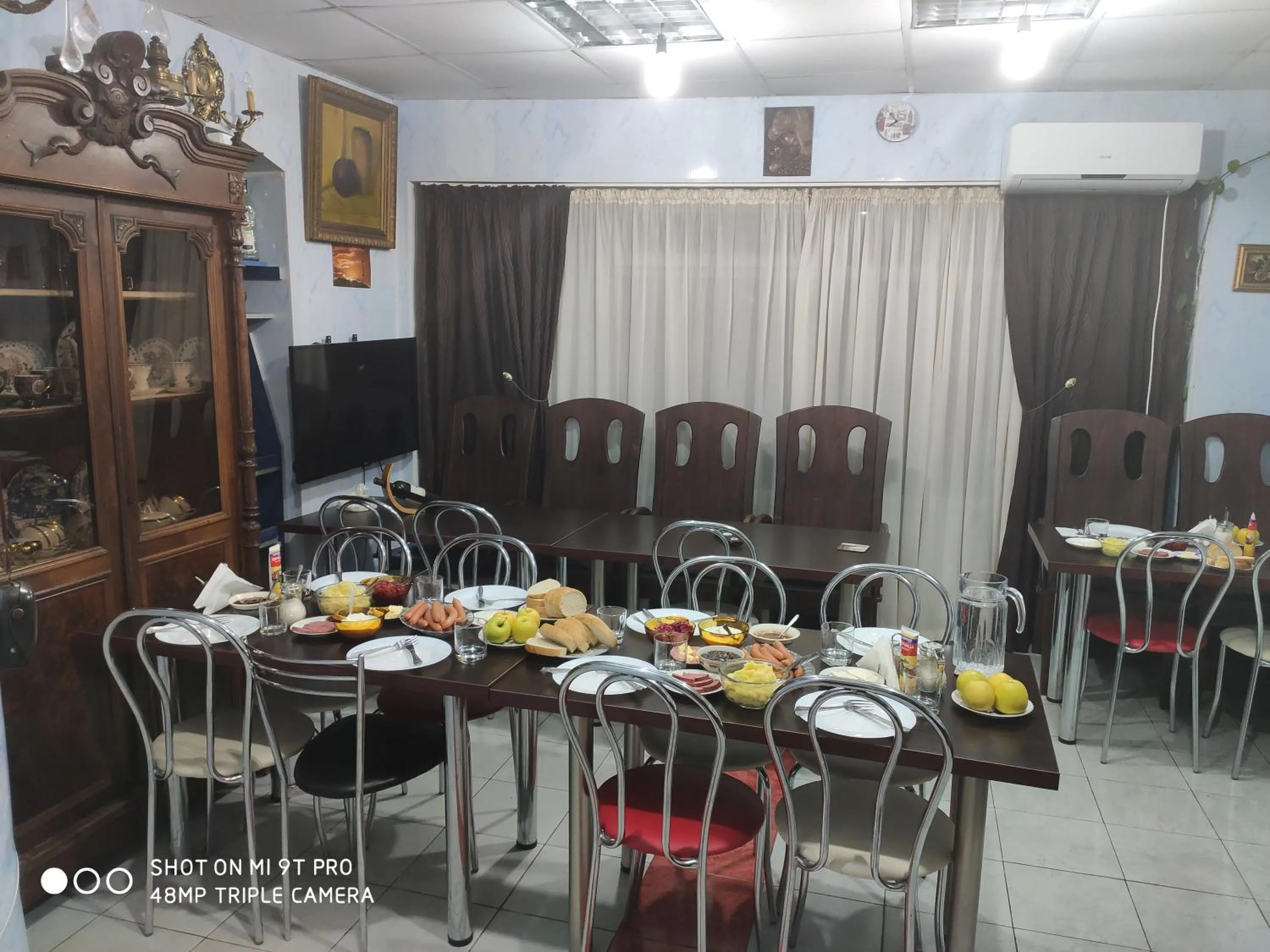 Restaurant/places to eat in Hotel Isaka