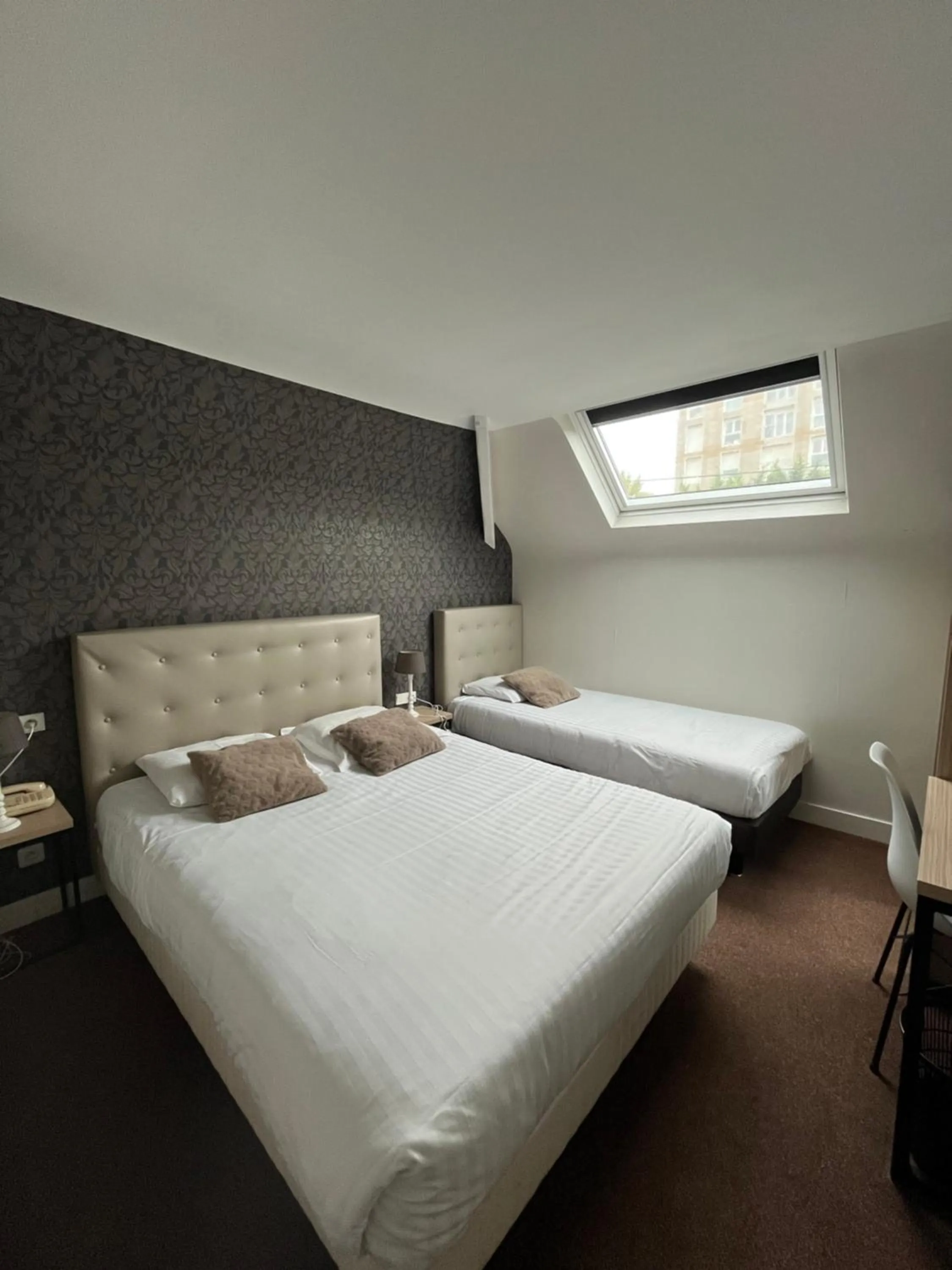 Bed in Contact Hotel Hôtel De Troyes