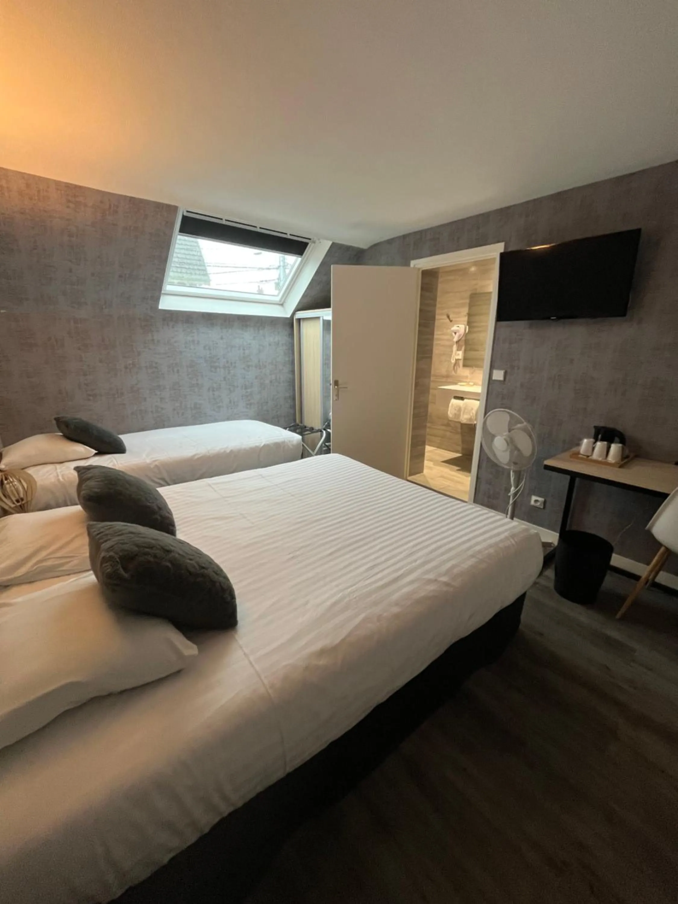 Bed in Contact Hotel Hôtel De Troyes