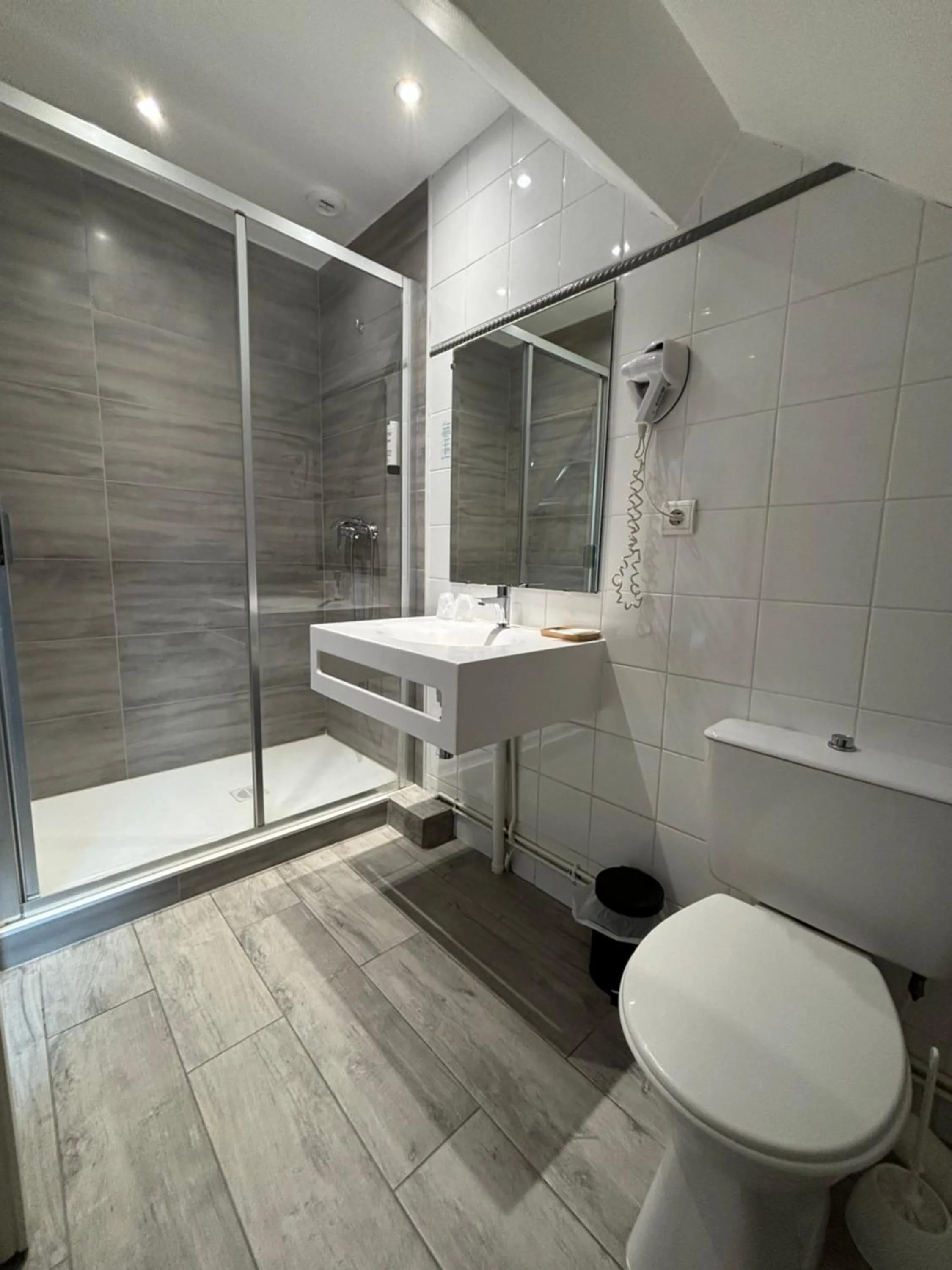 Shower in Contact Hotel Hôtel De Troyes