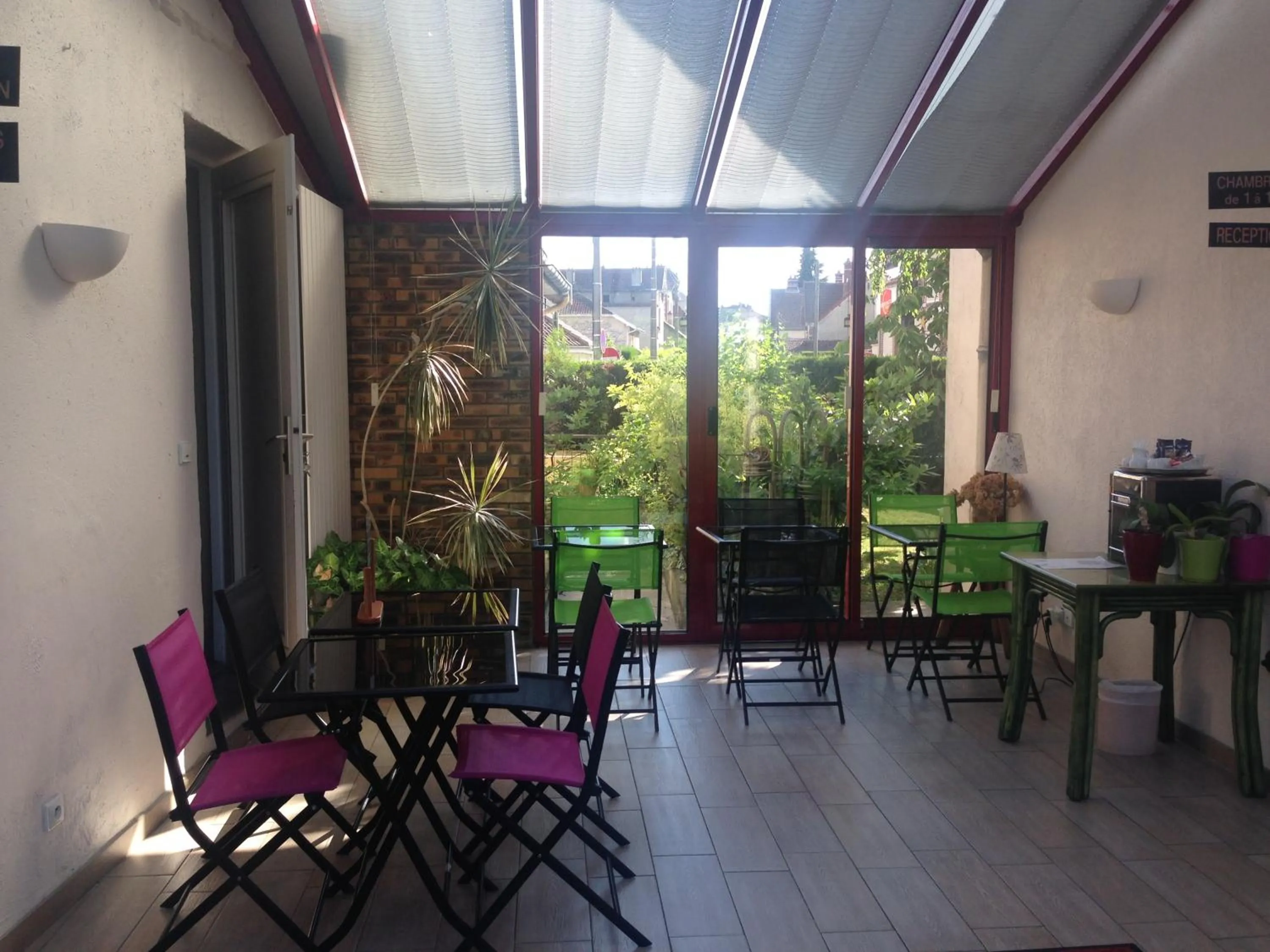 Patio in Contact Hotel Hôtel De Troyes