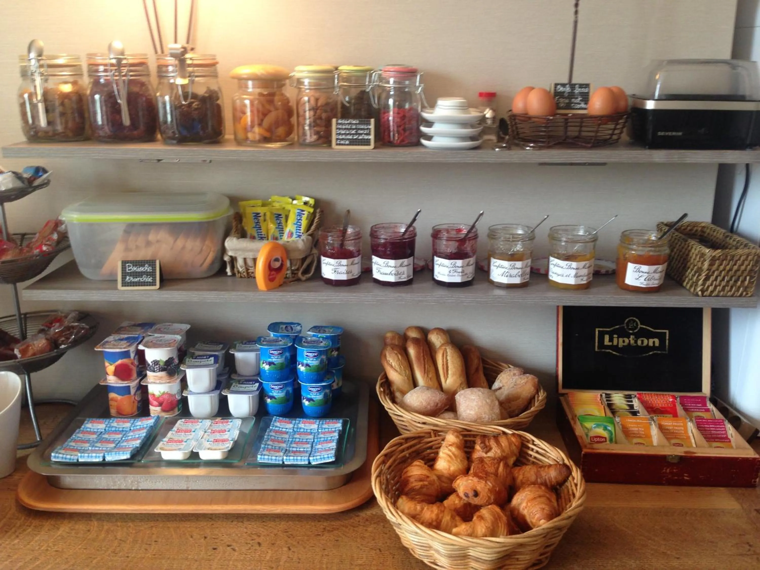 Food and drinks in Contact Hotel Hôtel De Troyes