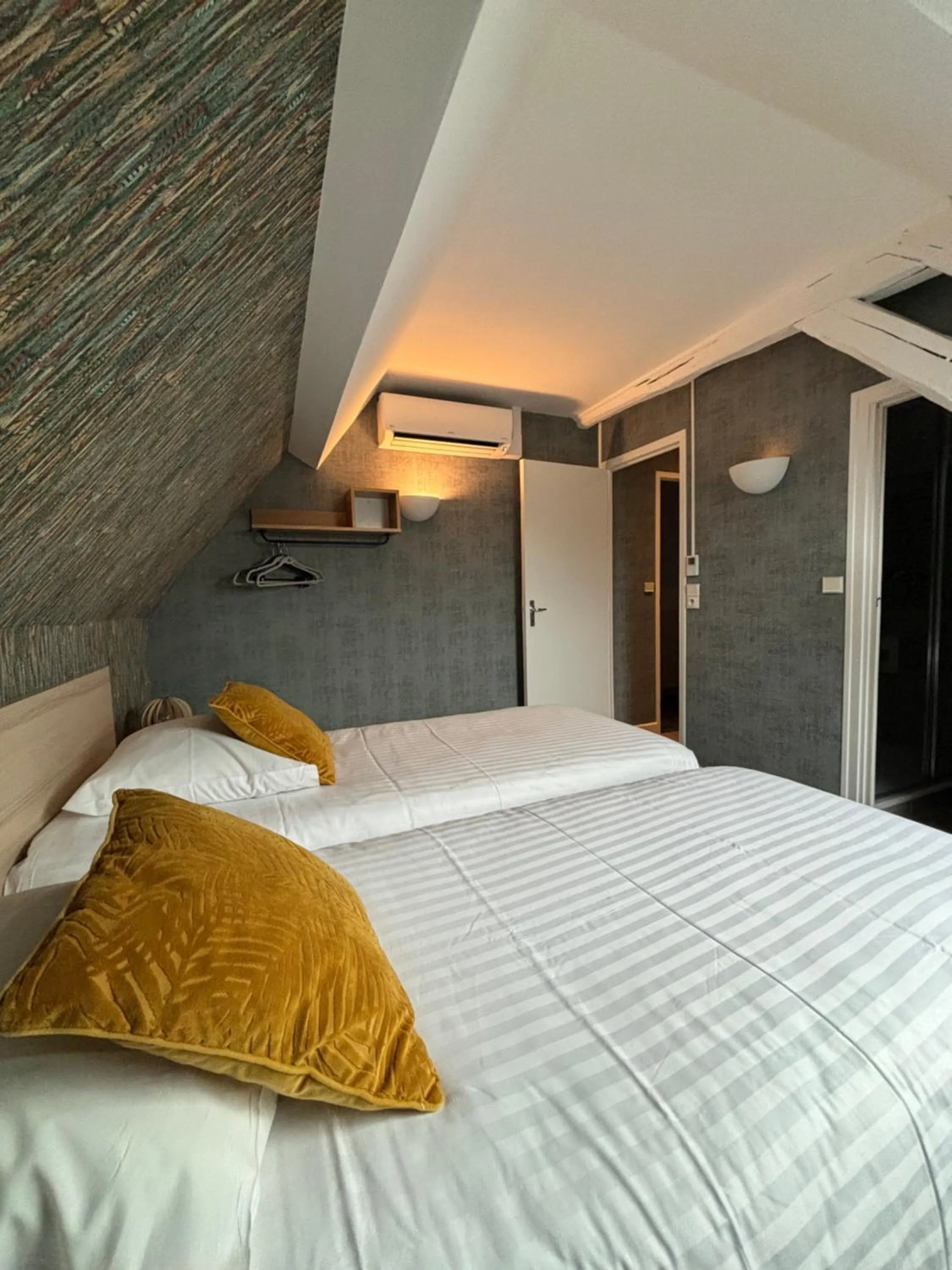 Bed in Contact Hotel Hôtel De Troyes