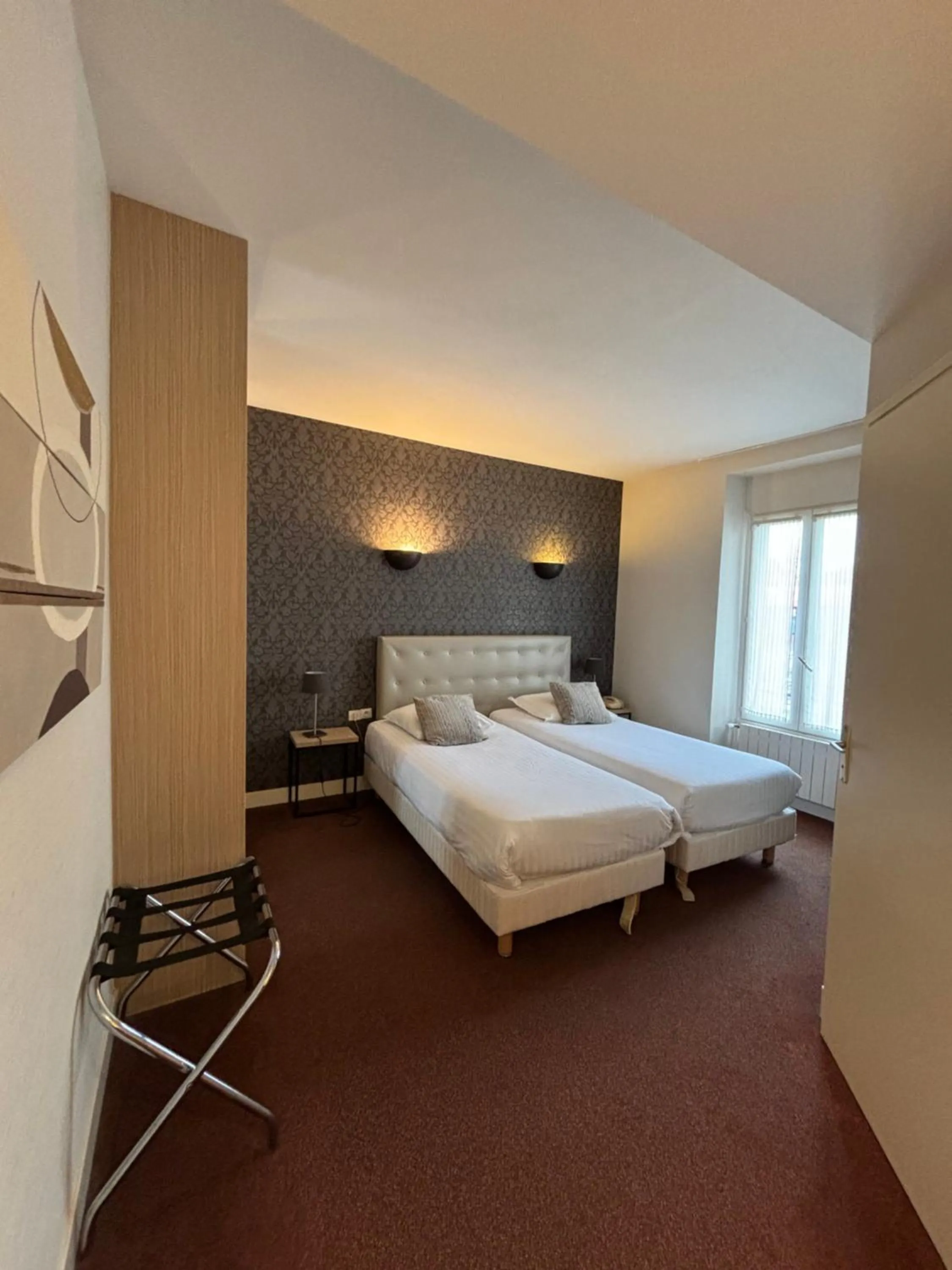 Bed in Contact Hotel Hôtel De Troyes