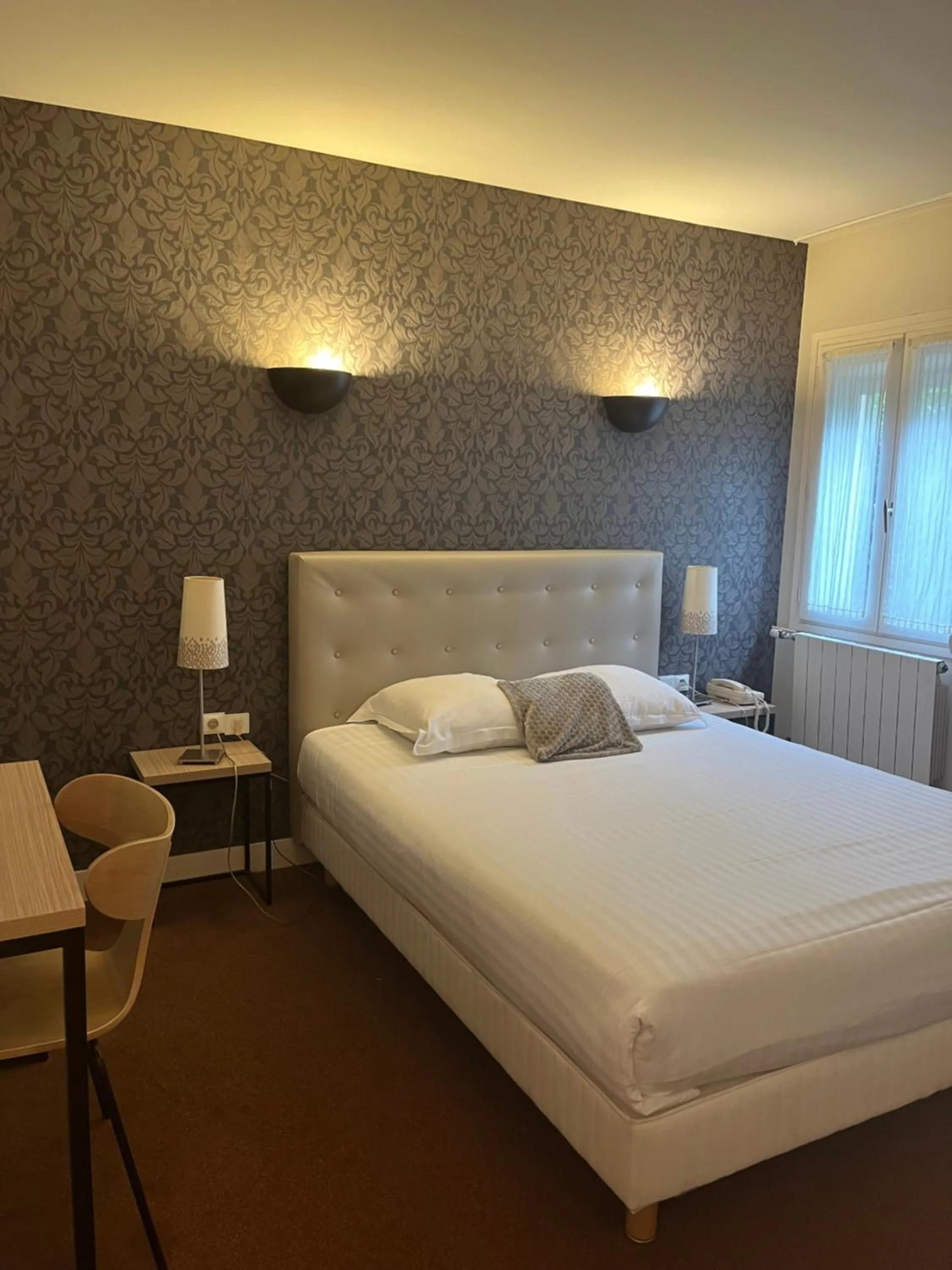 Bed in Contact Hotel Hôtel De Troyes