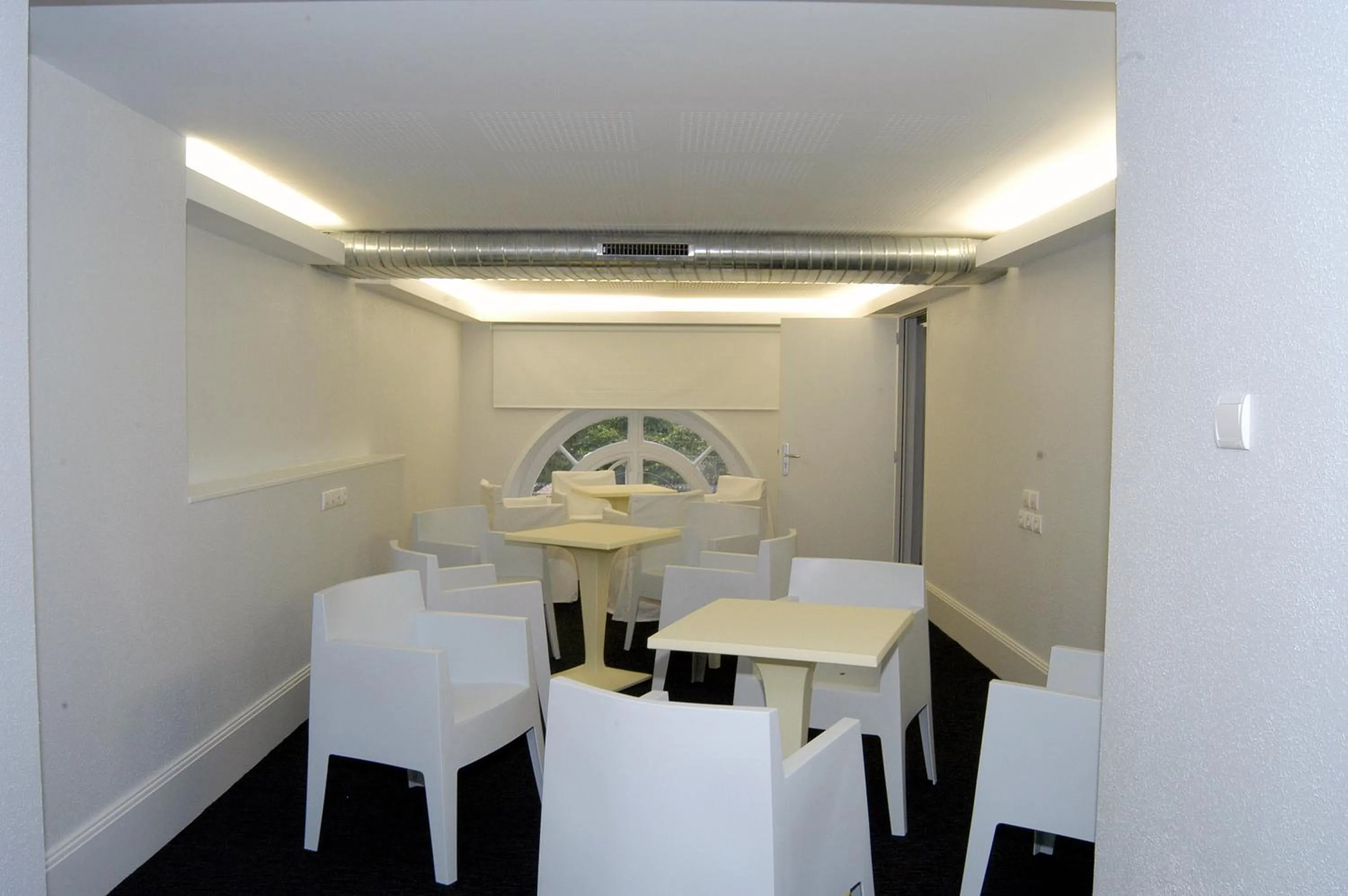 Business facilities in Le Grand Hotel de Plombières by Popinns